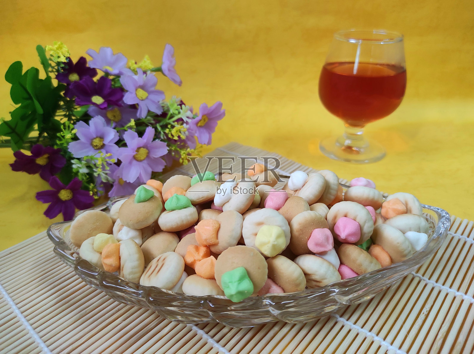 宝石饼干在一个透明的盘子在浅色的背景照片摄影图片