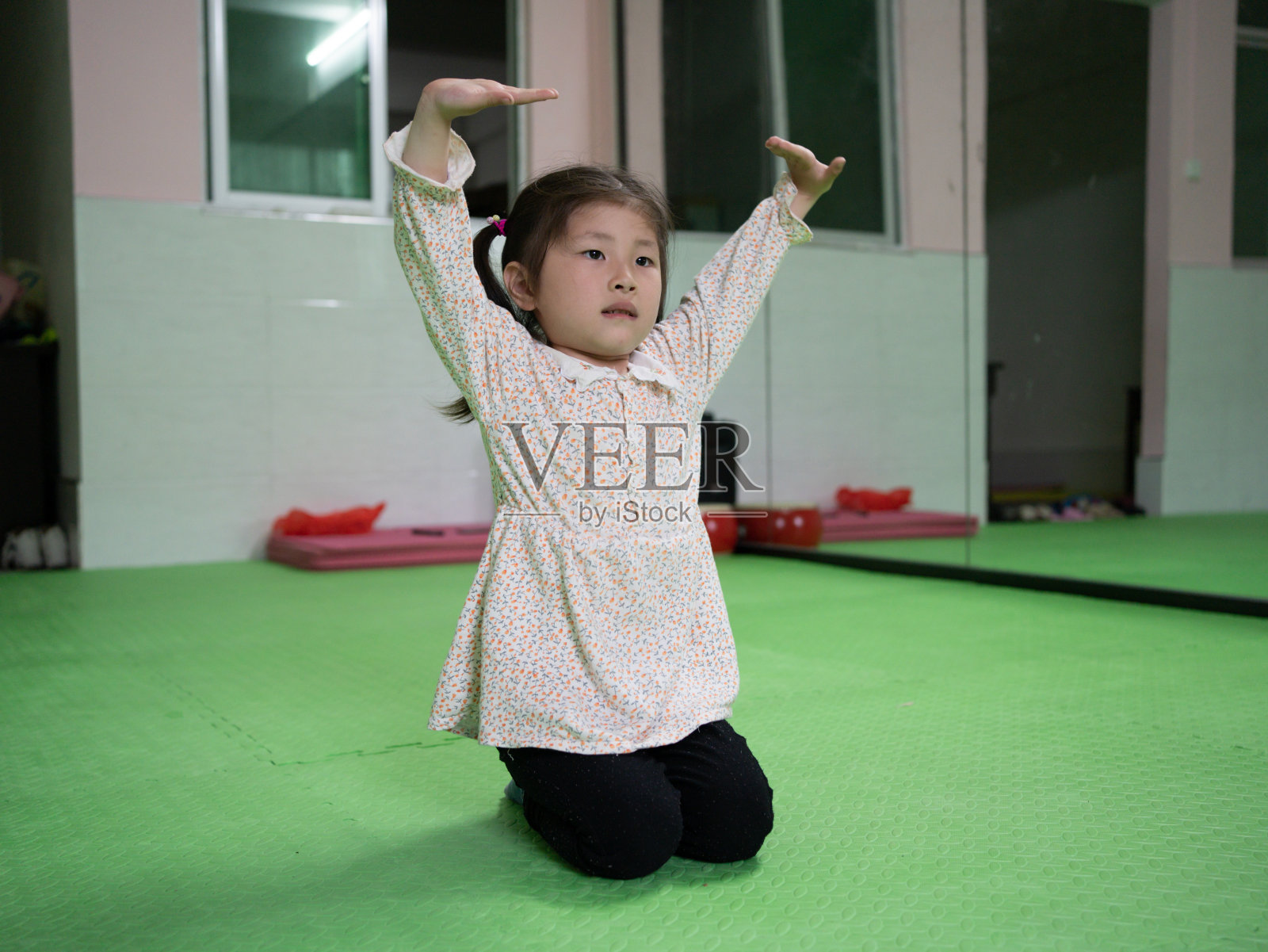 亚洲儿童舞蹈动作训练照片摄影图片