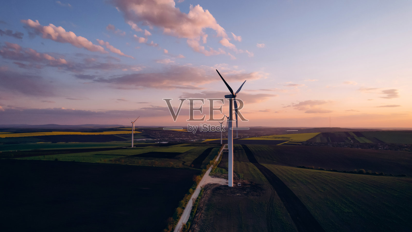 风电场或风电场在日落时发电的景色。可持续电力生产。照片摄影图片