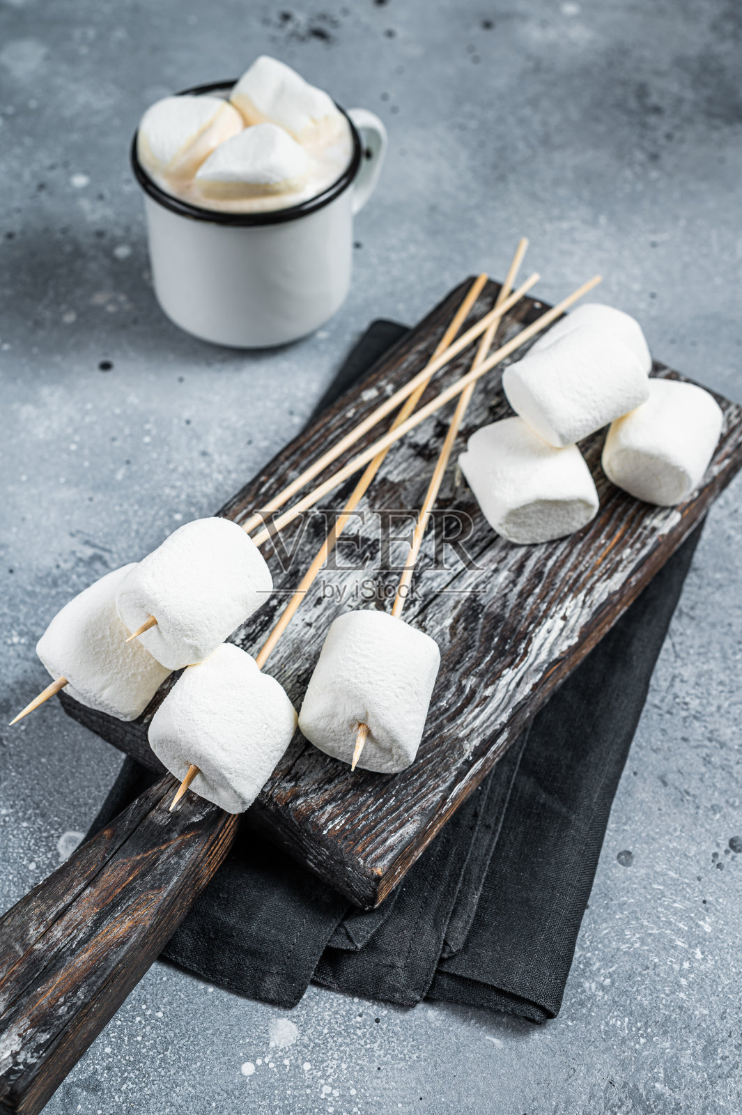 棉花糖放在棒子上准备烧烤。灰色的背景。俯视图照片摄影图片