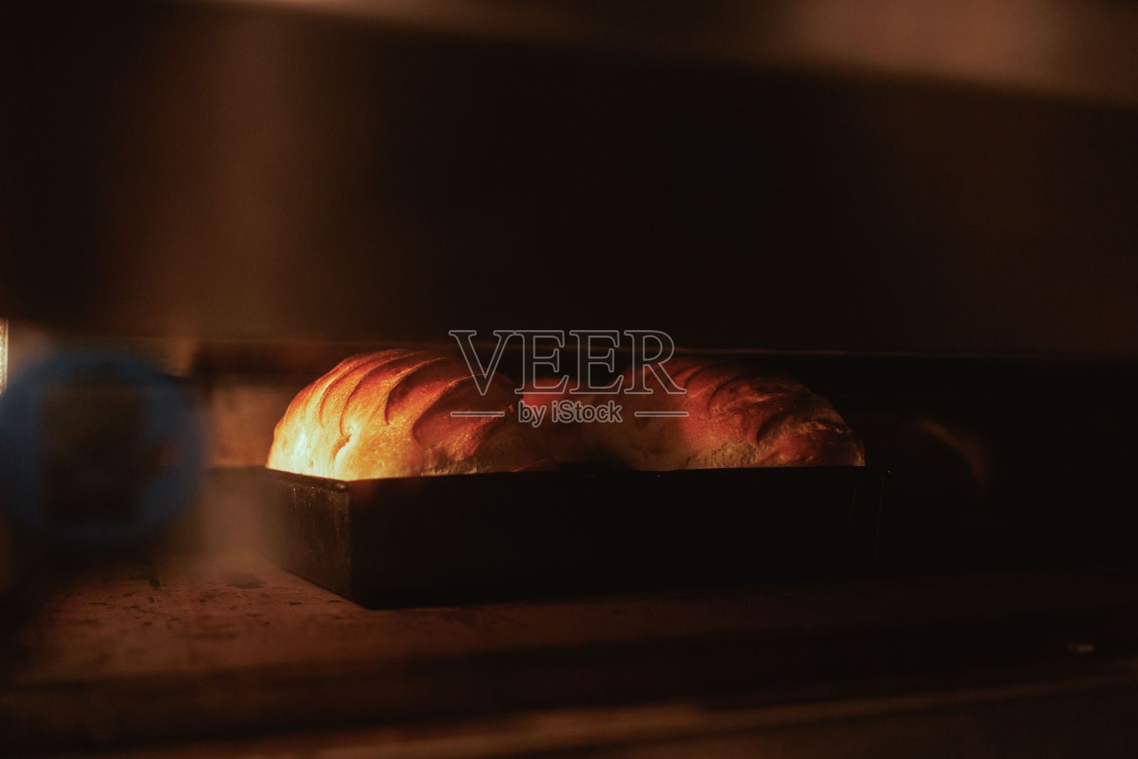 面团在烤箱里烘烤的特写照片摄影图片