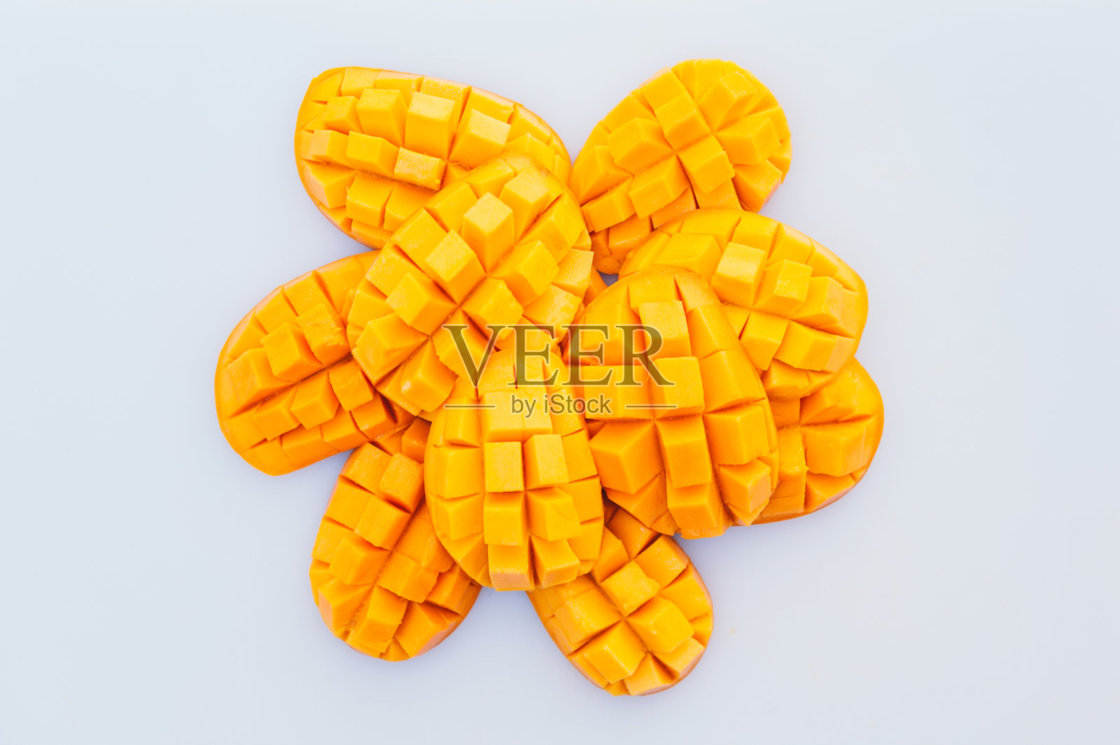 白色背景上成熟的黄色芒果片。富含维生素的夏季热带水果。前视图。芒果片或小块。芒果切照片摄影图片