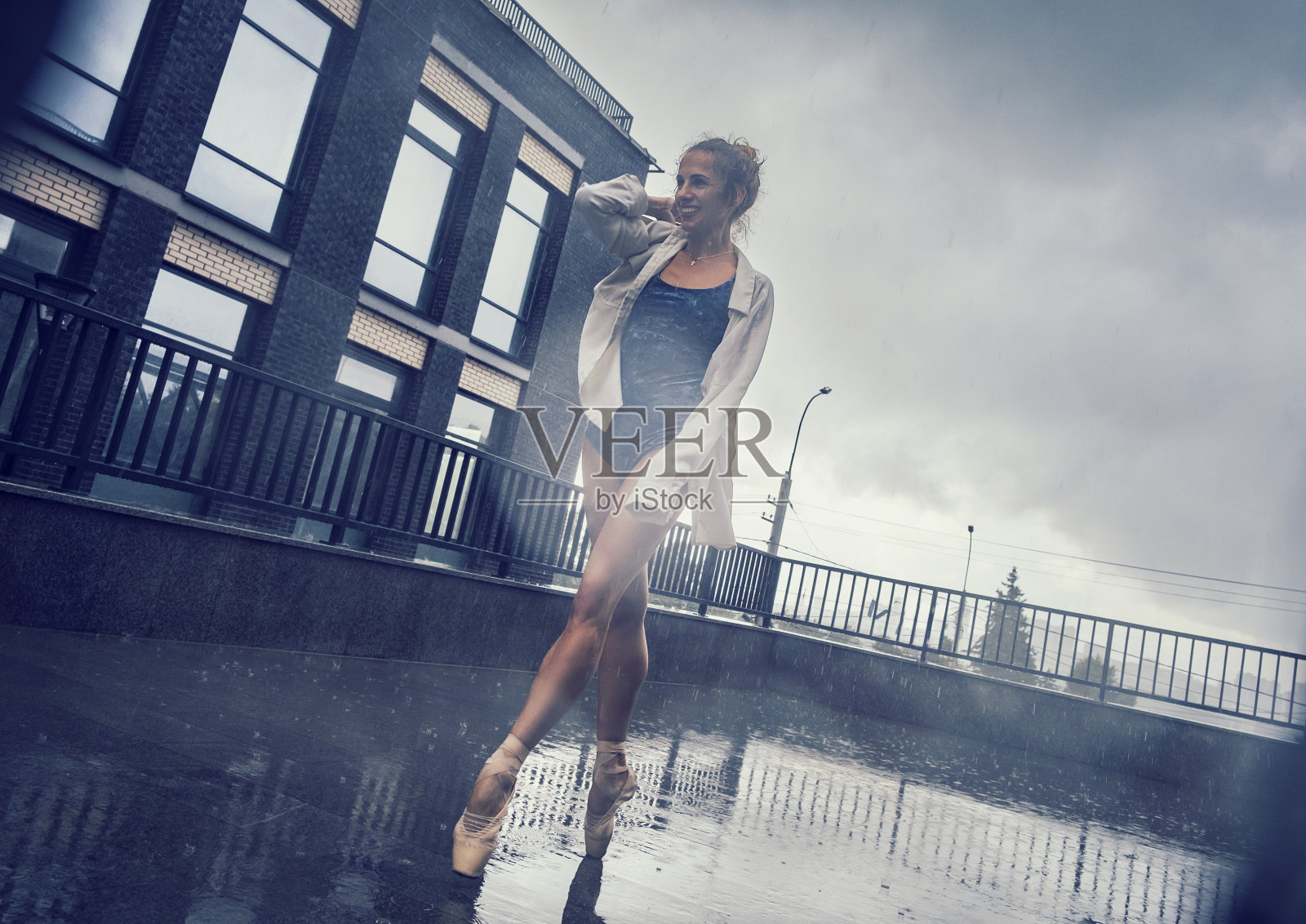 夏日里，芭蕾舞女演员在雨中翩翩起舞，漫步在城市的大街上照片摄影图片