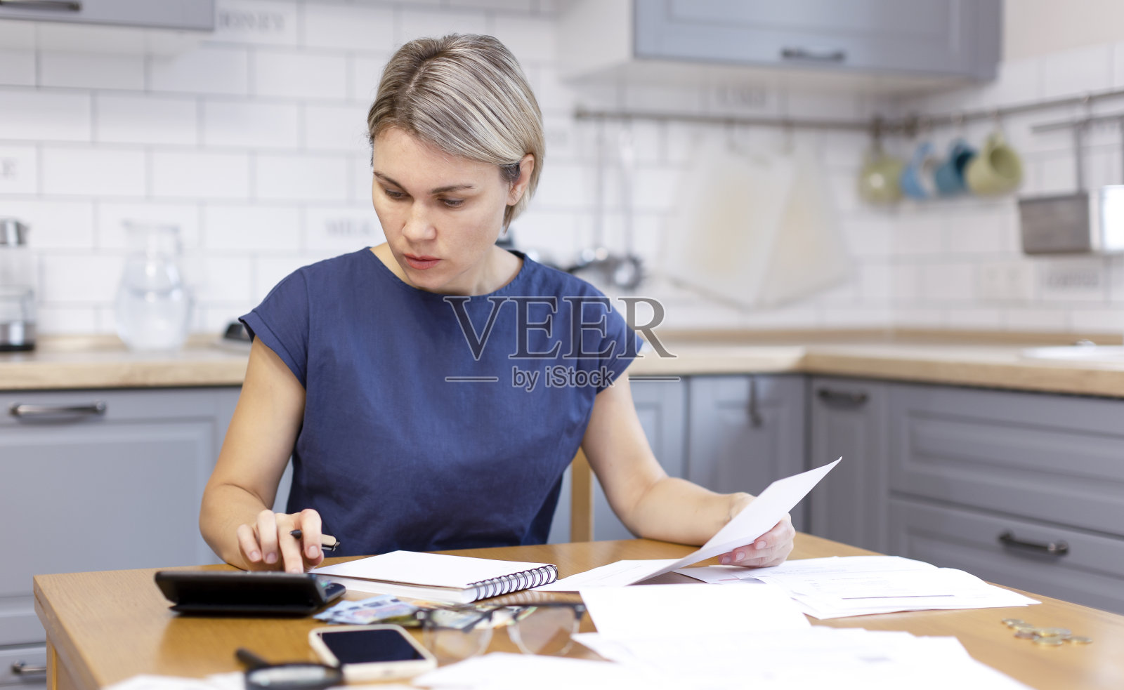 一个女人数钱，签文件，会计。照片摄影图片