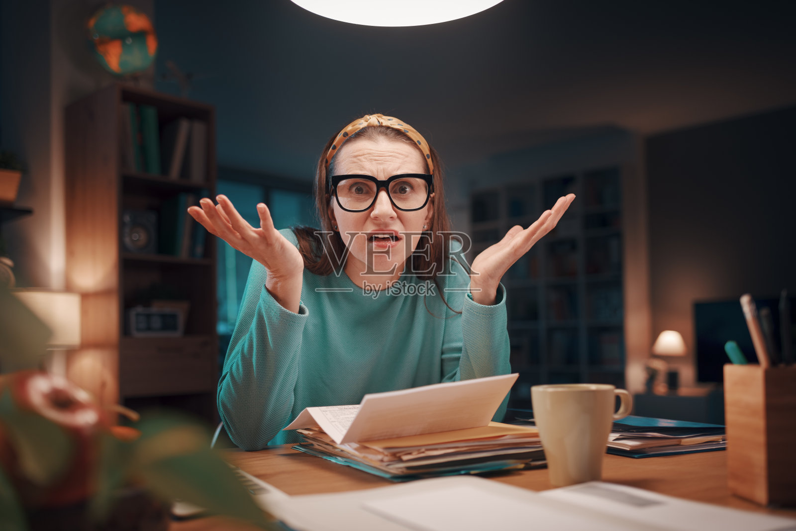 压力大的女人在家里查看昂贵的账单照片摄影图片