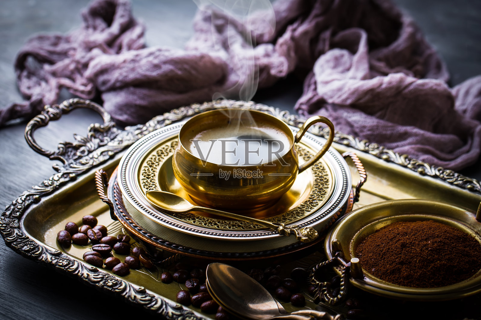 一杯黑意式浓缩咖啡。照片摄影图片