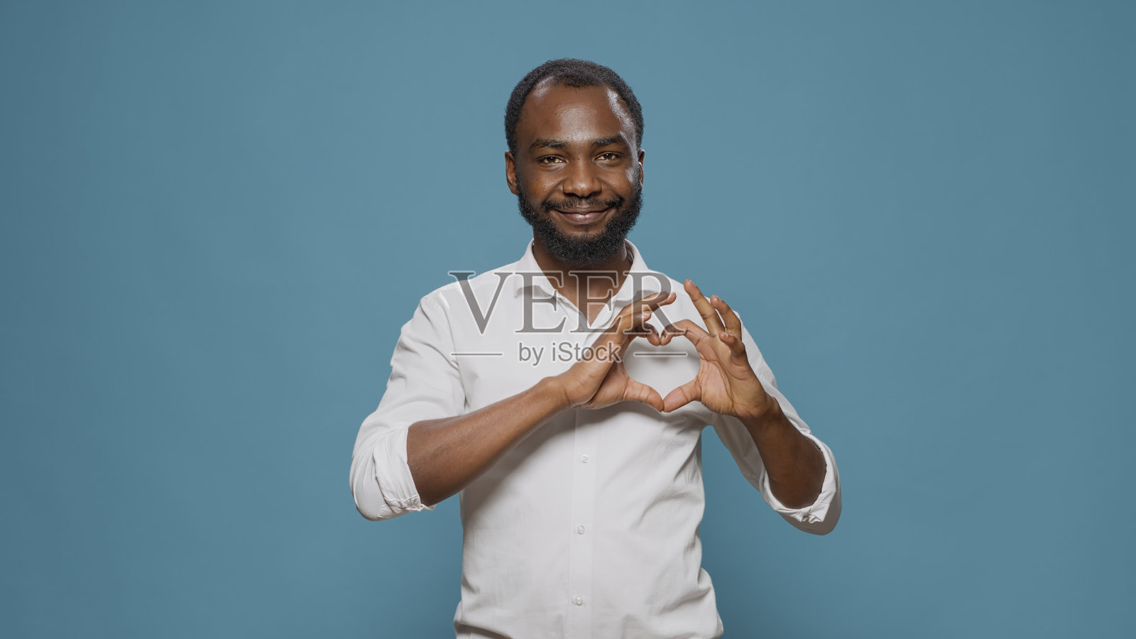 情绪化的成年人用手做心形符号照片摄影图片