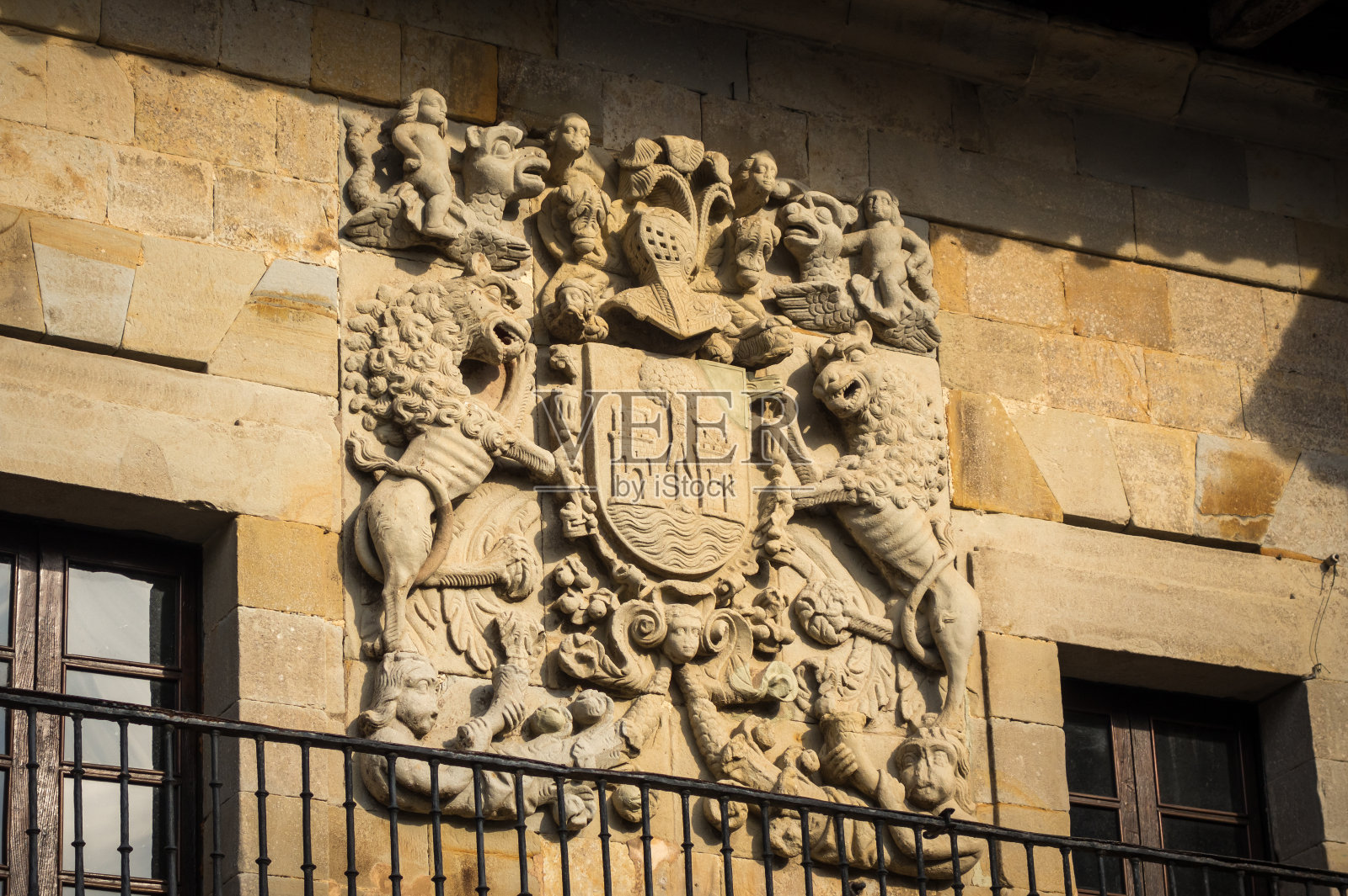 西班牙坎塔布里亚，桑蒂拉纳德尔马一座纪念碑上的盾形纹章照片摄影图片