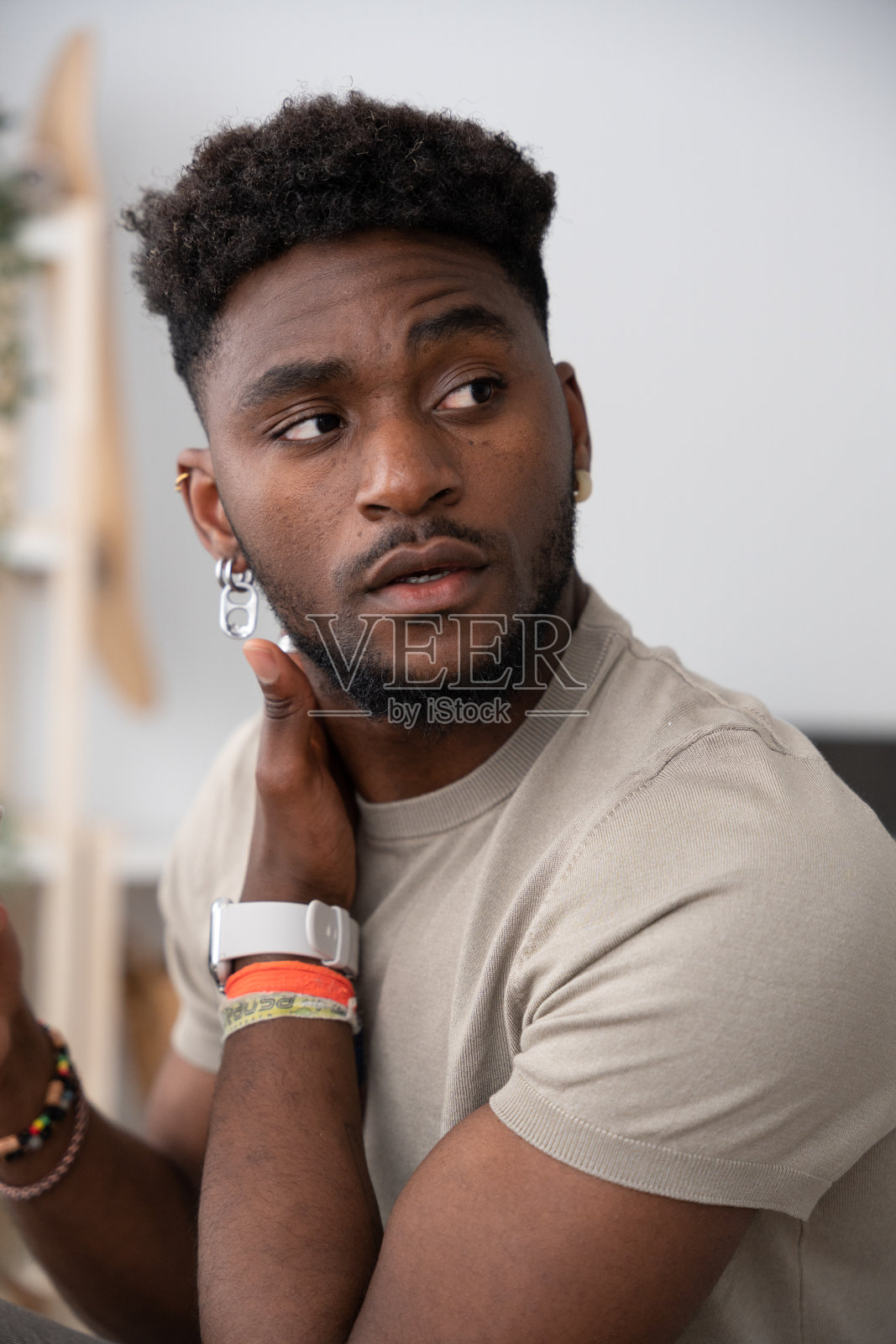 年轻的非洲裔美国英俊男子的肖像照片摄影图片