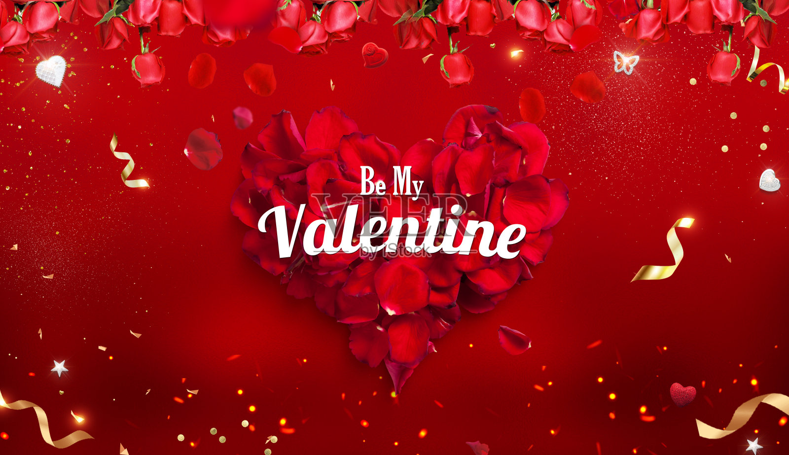 情人节红玫瑰花瓣心形散落在红色背景上照片摄影图片