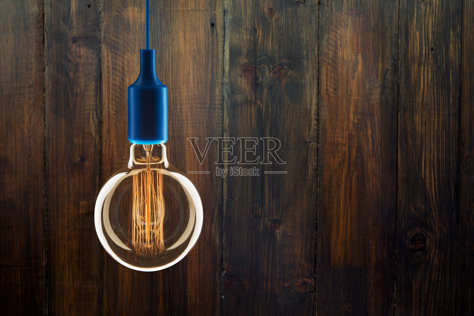 理念与领导理念——木质背景上的灯泡照片摄影图片