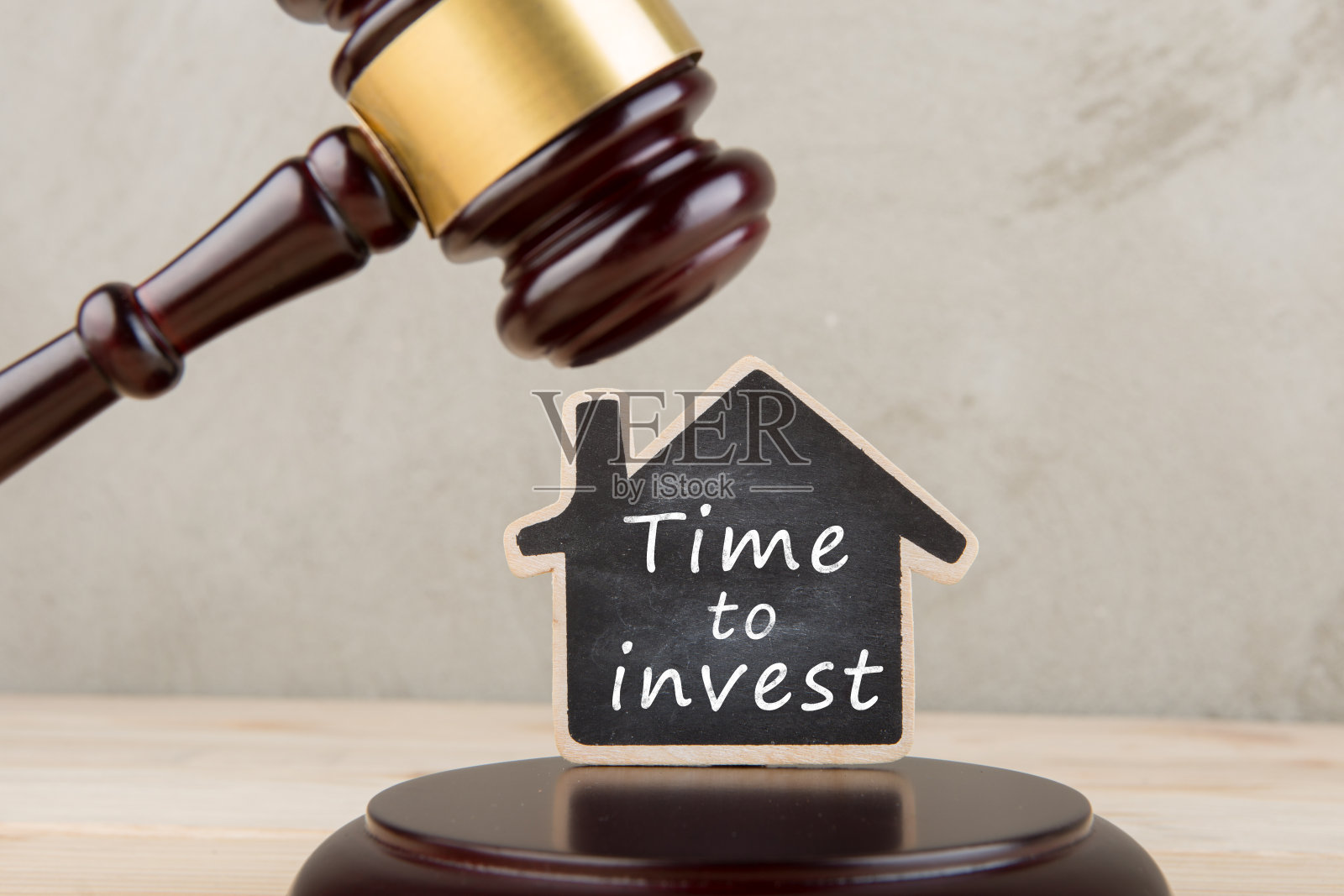 房地产概念：拍卖槌与投资时机照片摄影图片