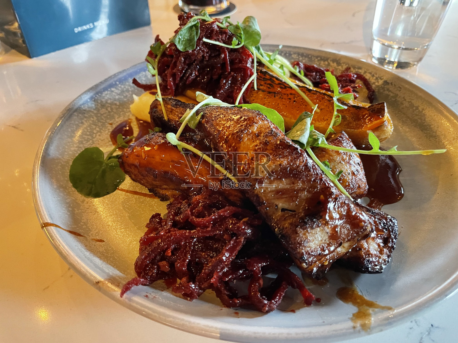 慢炖猪里脊肉照片摄影图片