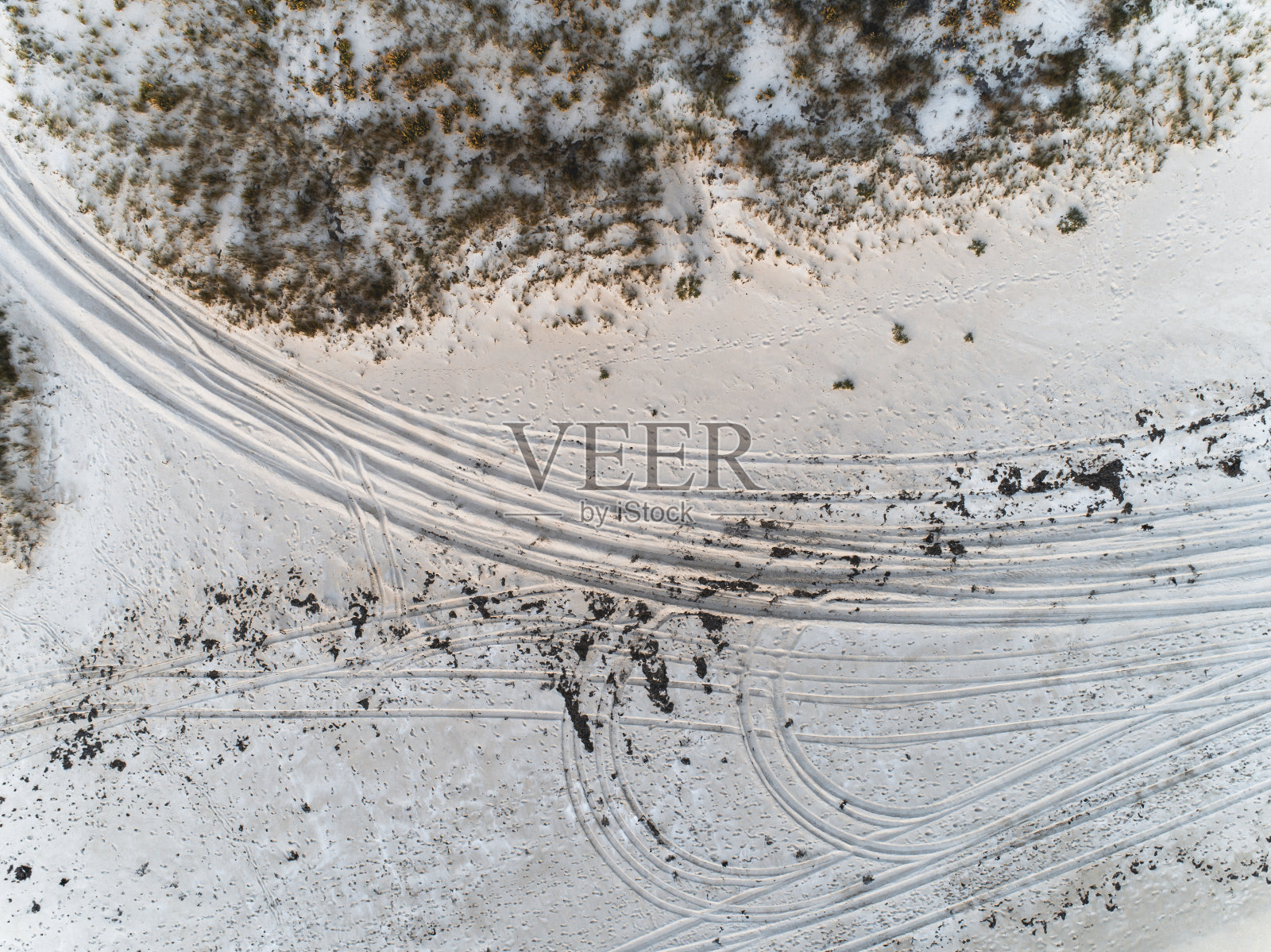 海滩上沙滩上轨道的鸟瞰图照片摄影图片