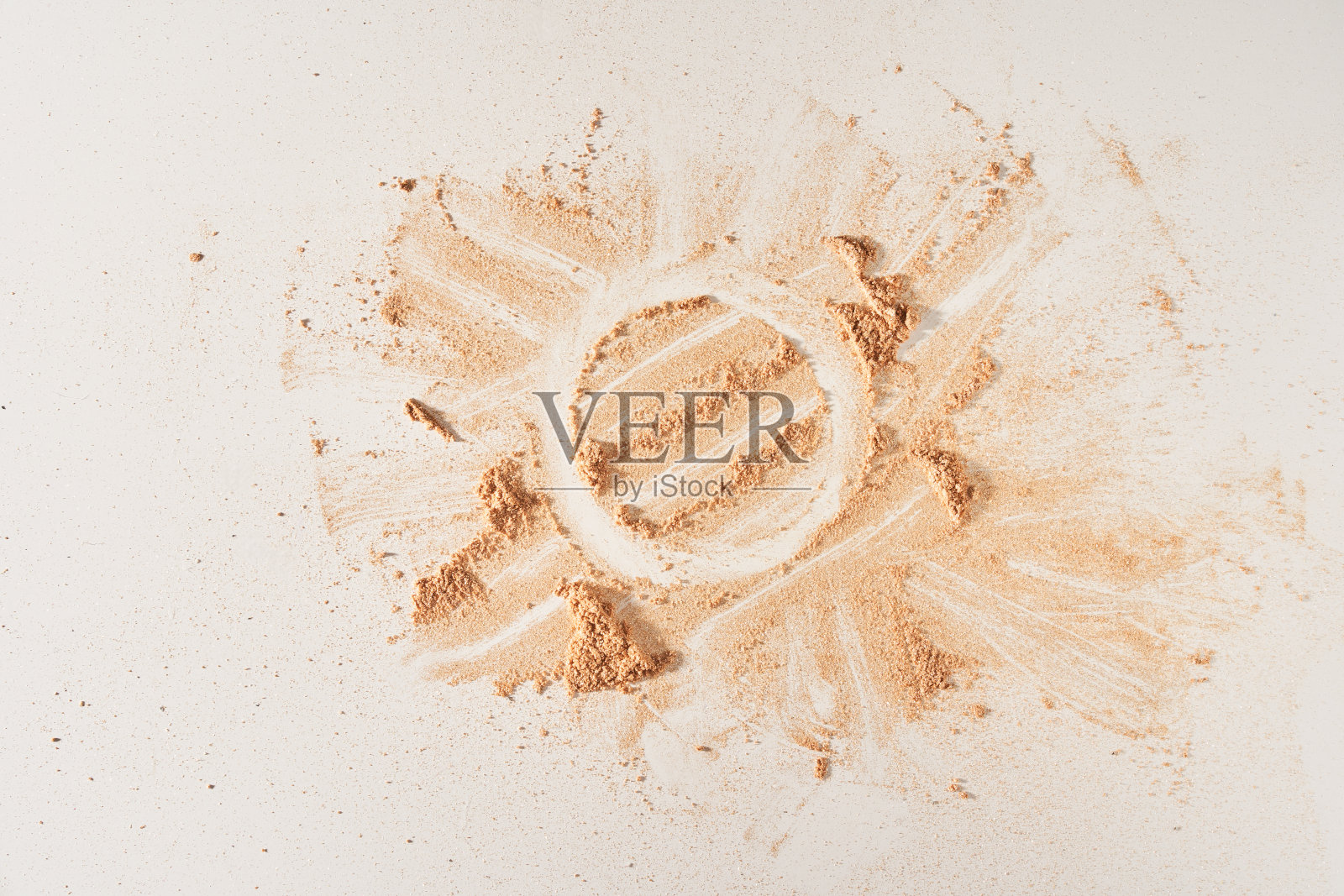 一种中性色的脸粉涂抹在表面上，在浅色的背景上。俯视图，平面位置。复制文本的位置。粉末质地。高质量照片照片摄影图片