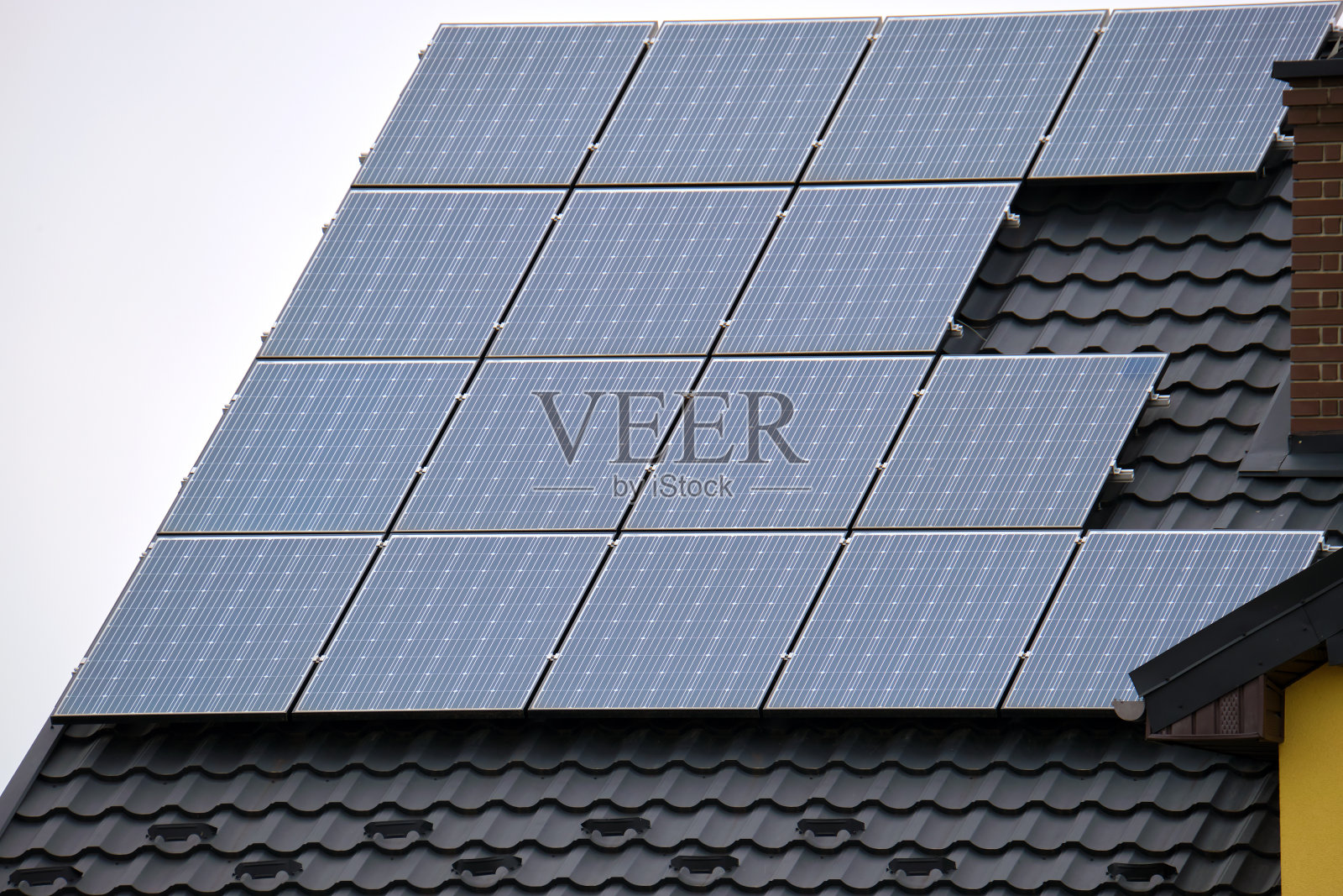 郊区农村屋顶覆盖太阳能光伏板生产清洁生态电能的住宅。自主住宅的概念照片摄影图片