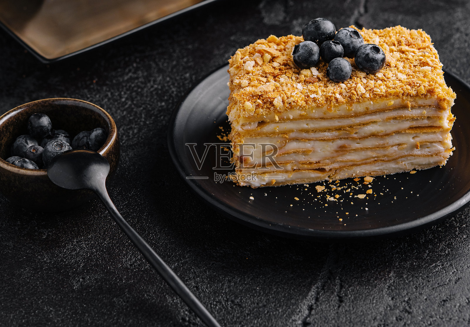 拿破仑蓝莓蛋糕照片摄影图片