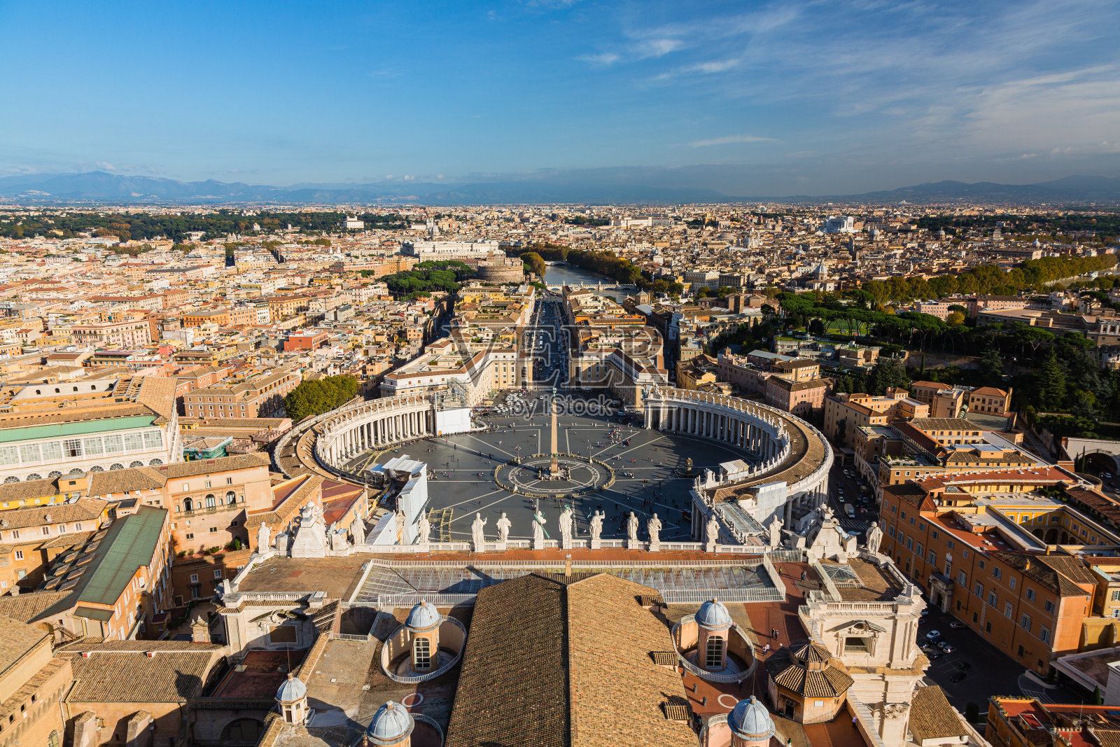 从世界文化遗产梵蒂冈城圣彼得大教堂的屋顶上看到的圣彼得广场和罗马的城市景观照片摄影图片