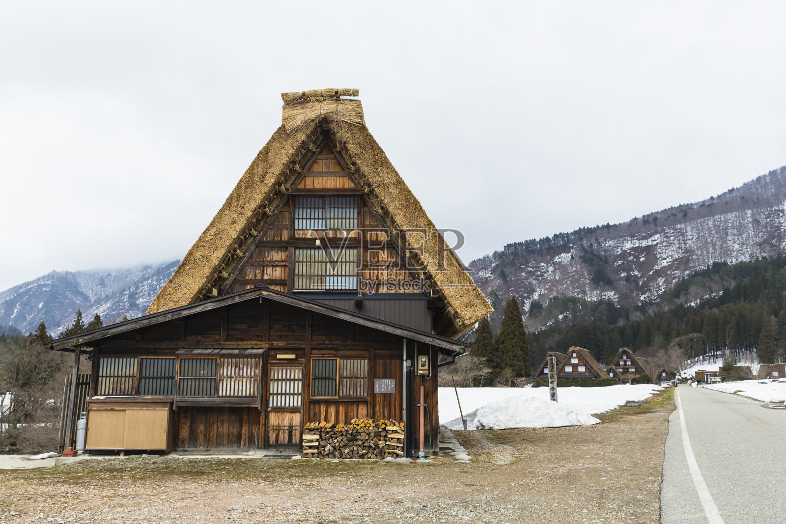 位于日本岐阜县白川乡的一个名为gasshoo -zukuri的村庄萩町入口处的私人住宅照片摄影图片