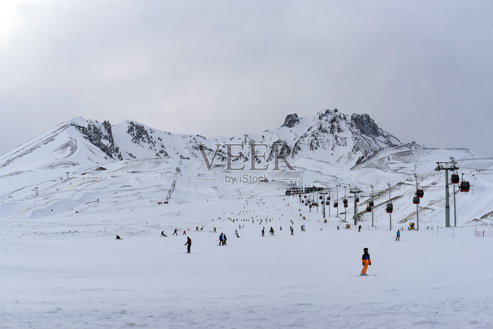 人们在滑雪道上滑雪。开塞利，埃尔西耶斯全景，土耳其。照片摄影图片