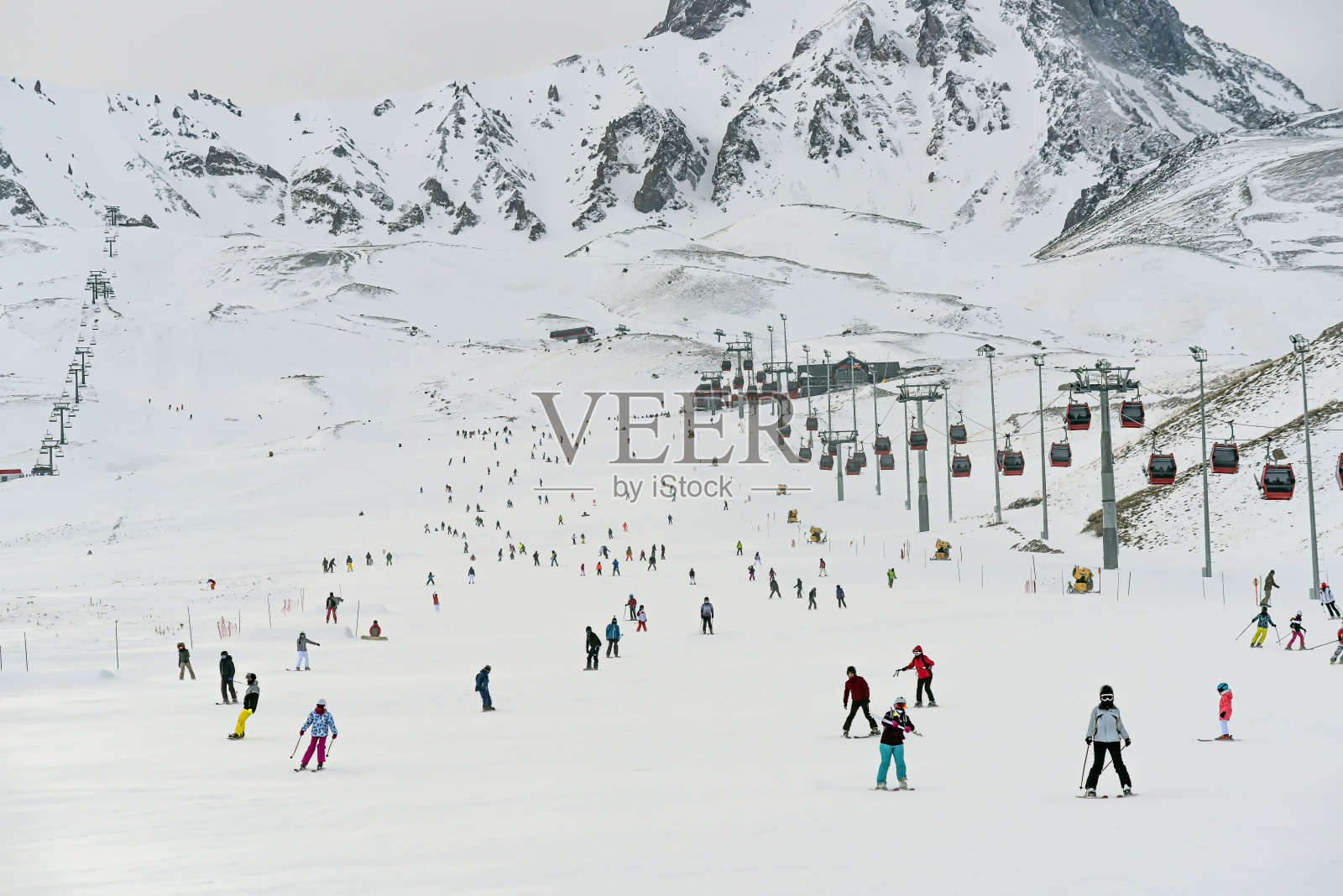 人们在滑雪道上滑雪。开塞利，埃尔西耶斯全景，土耳其。照片摄影图片
