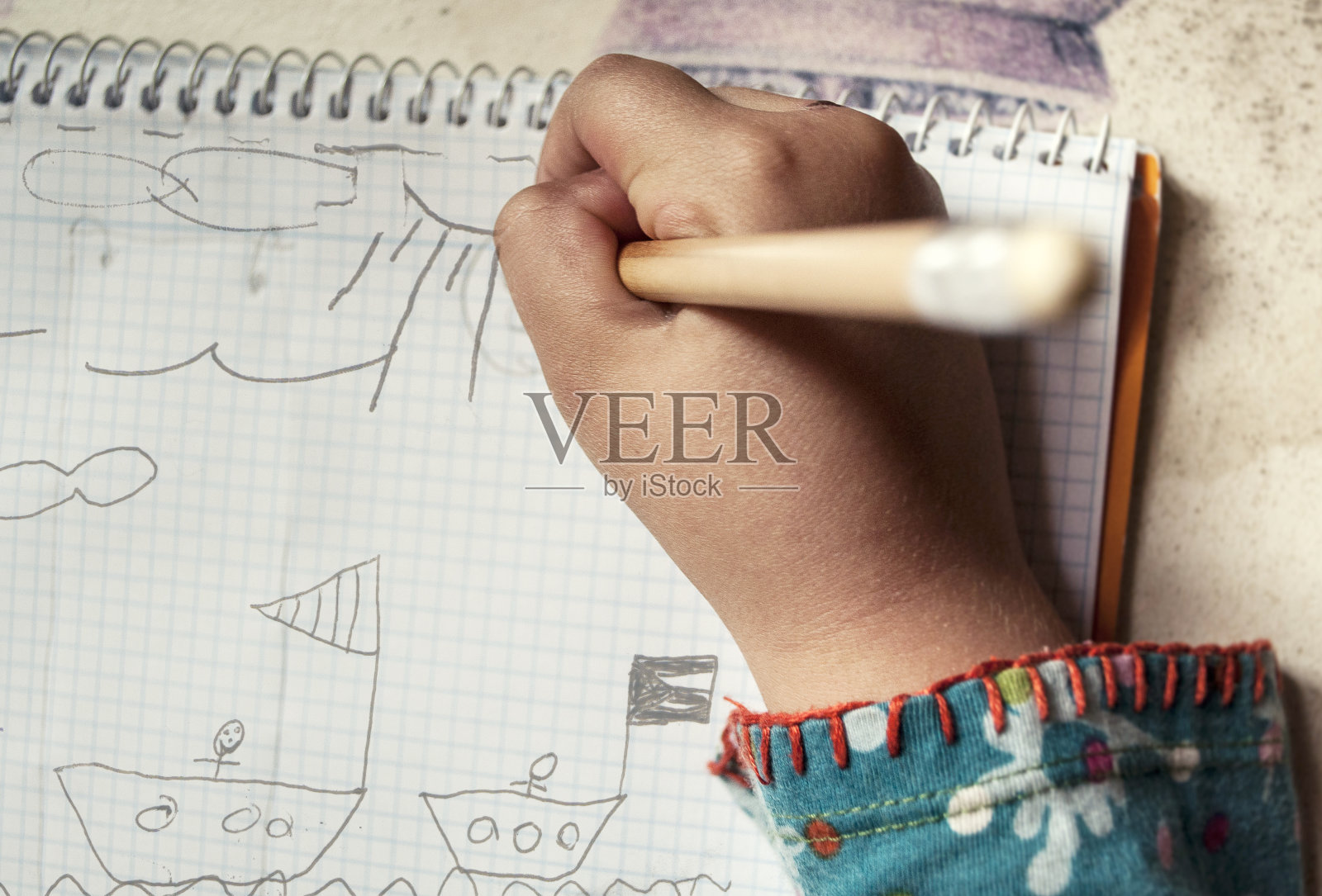 在海上画船照片摄影图片