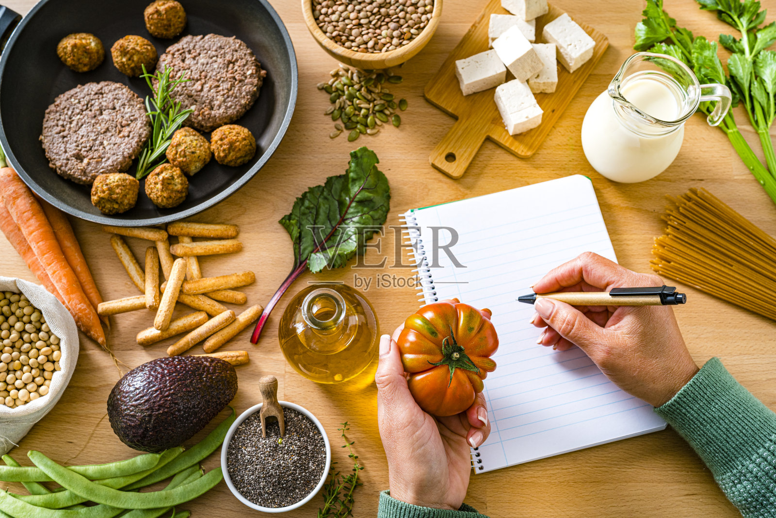 女性计划健康的植物性饮食照片摄影图片