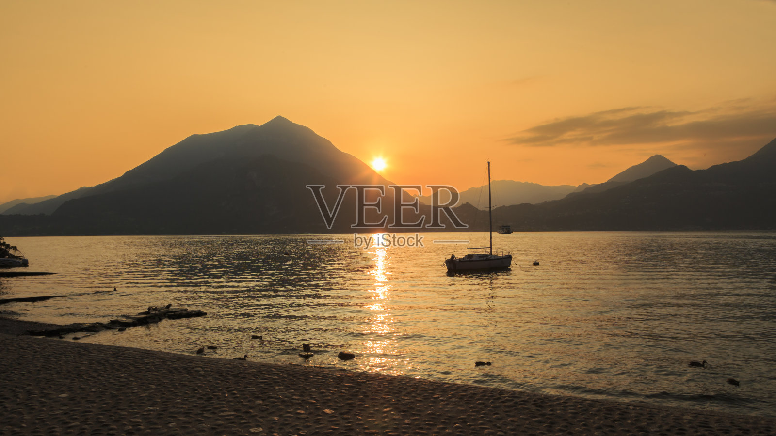 日落俯瞰科莫，意大利照片摄影图片