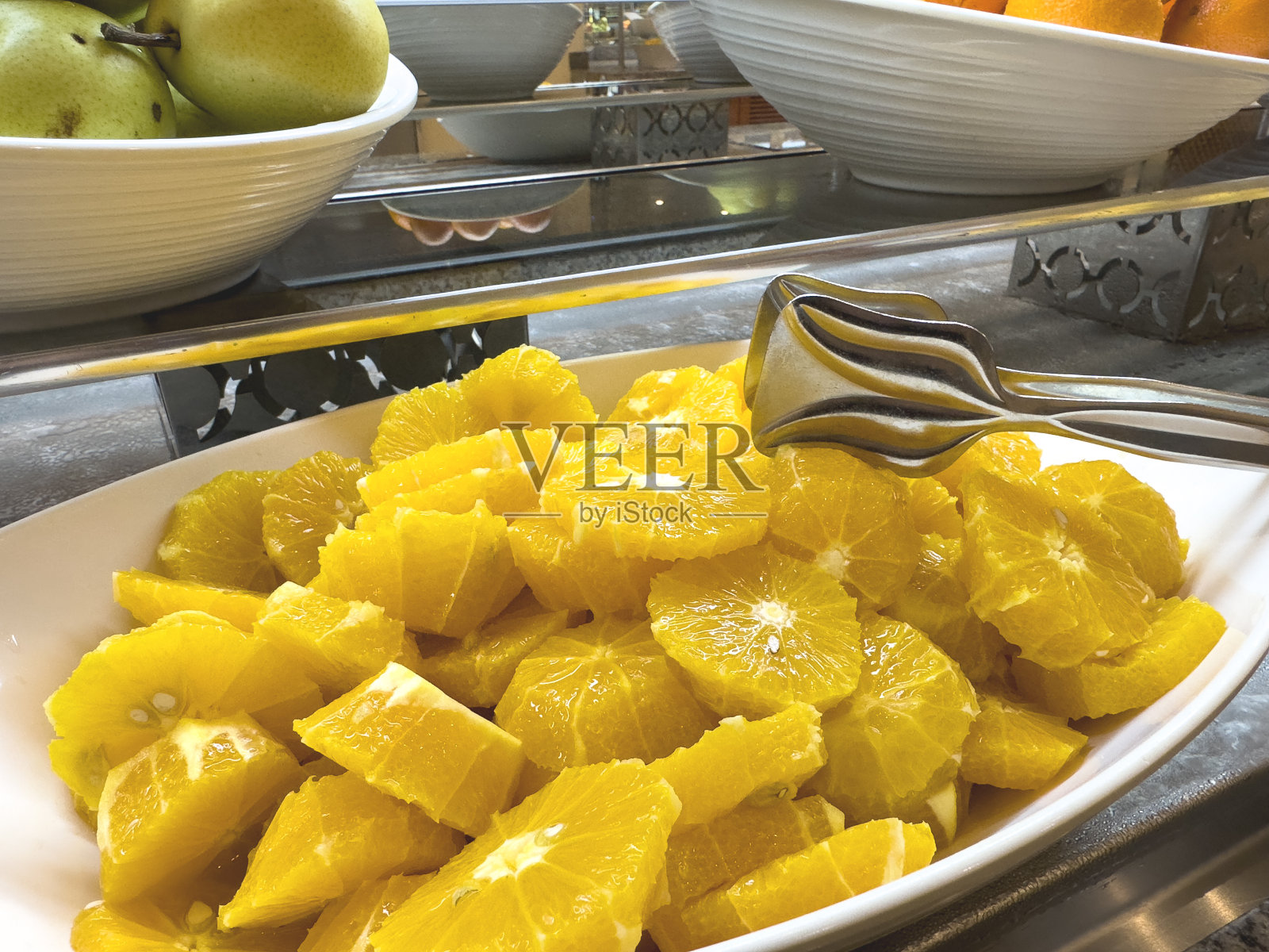 自助餐上的橘子片照片摄影图片