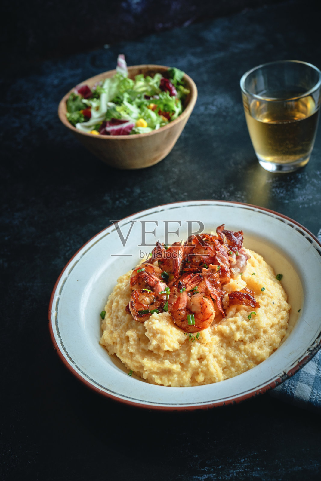 奶油粉配虾和培根照片摄影图片