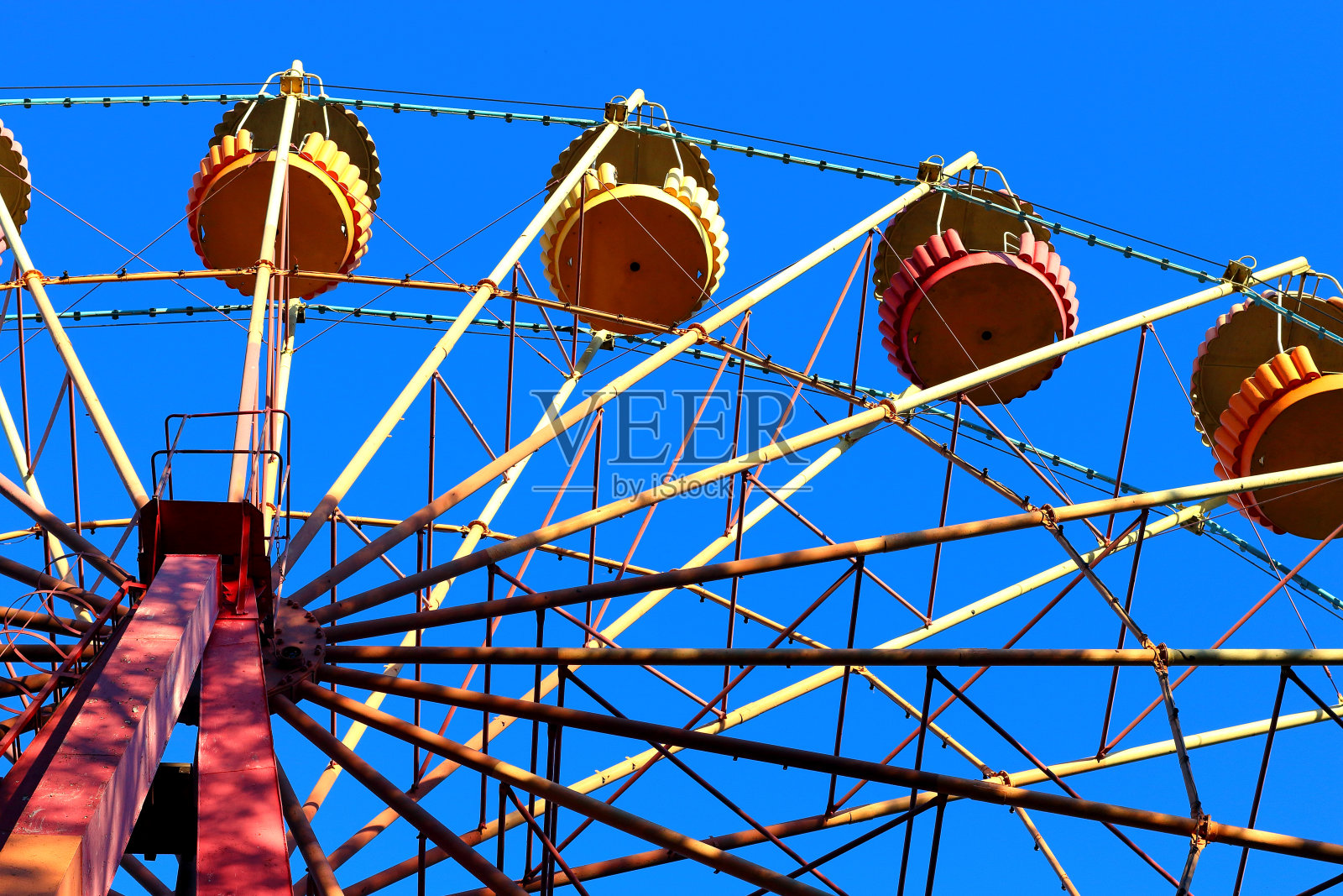 摩天轮的碎片在蓝天的背景下照片摄影图片