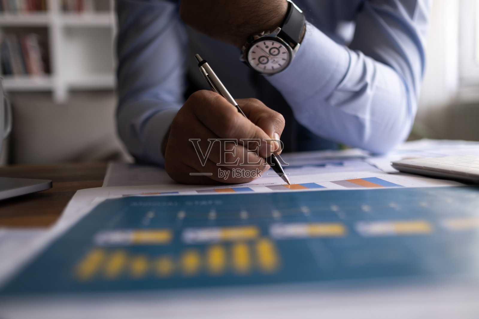 谈判，分析，讨论，亚洲男性经济学家用平板电脑向公司老板解释投资融资方案，以规划营销和对冲业务风险照片摄影图片