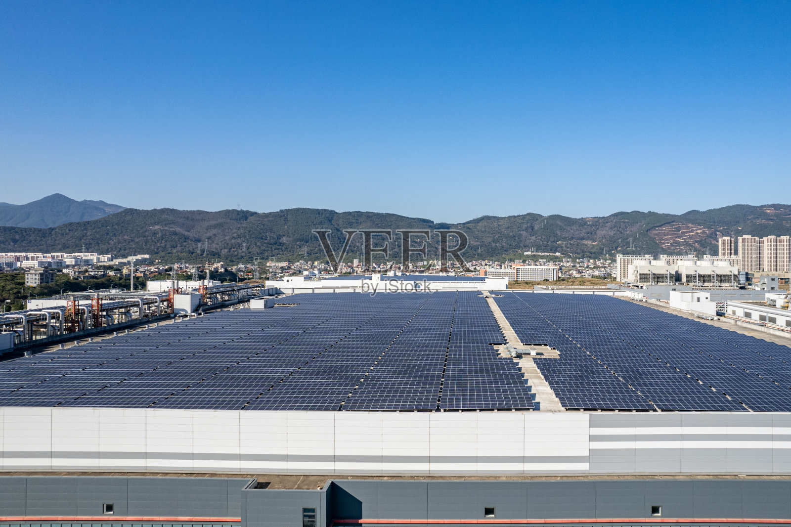 一个在厂房上安装太阳能的工厂照片摄影图片