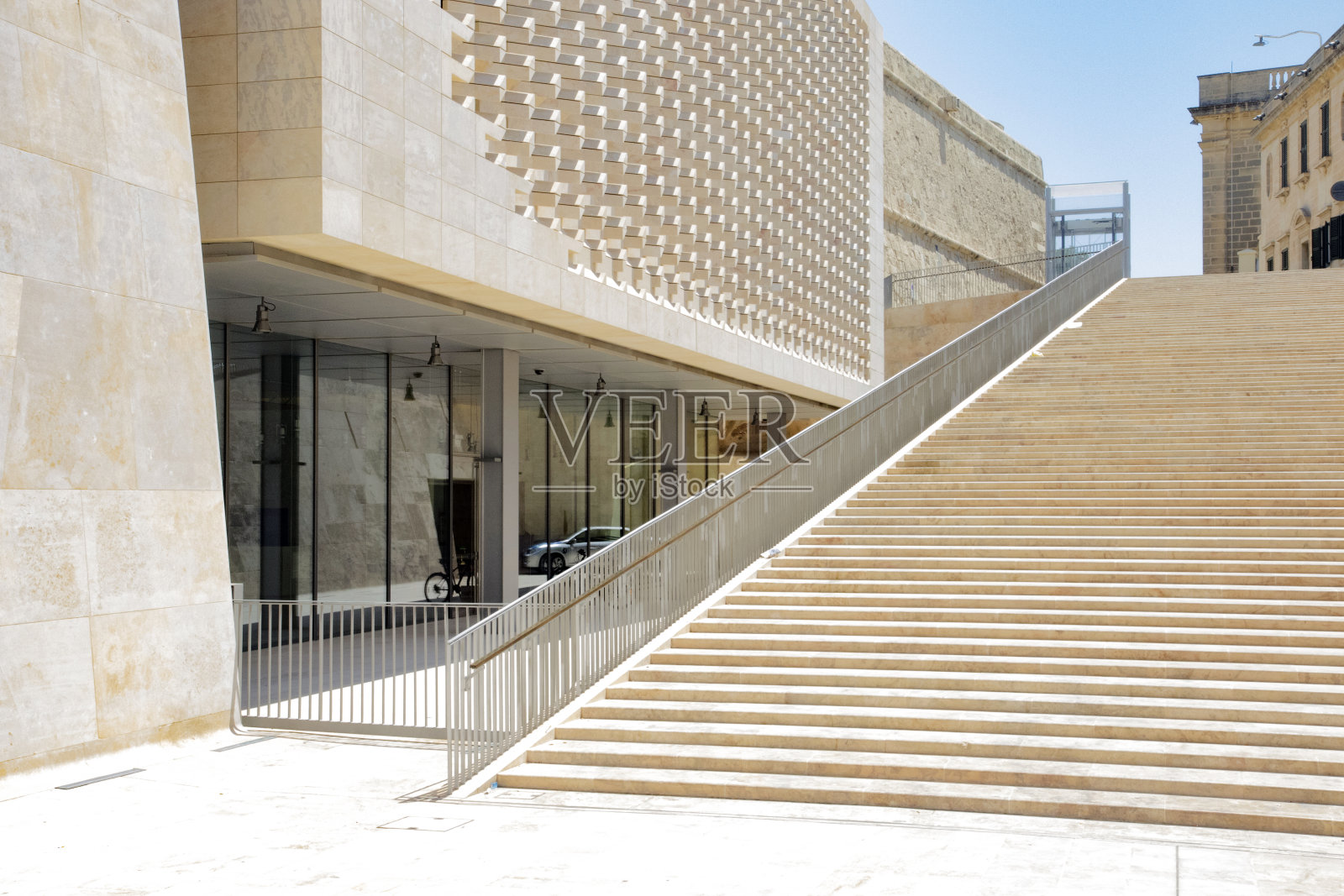 马耳他岛首都议会外立面特写。照片摄影图片