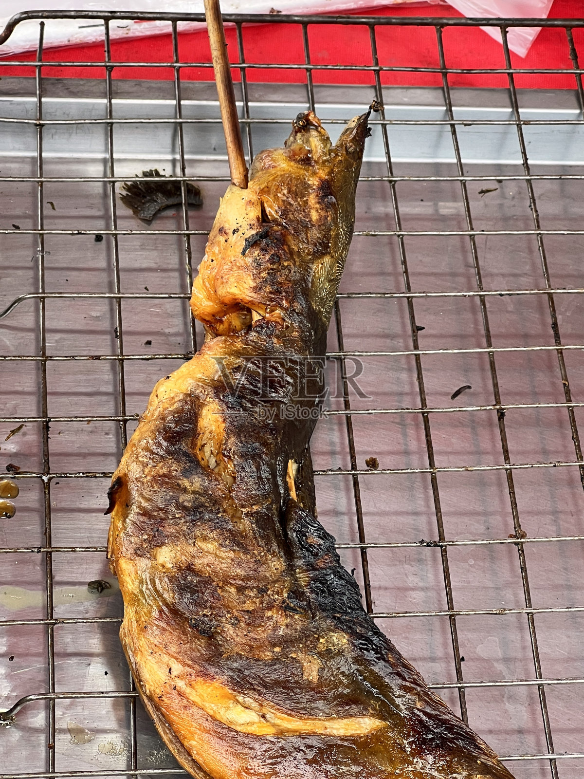 鲶鱼烤好放在托盘上照片摄影图片