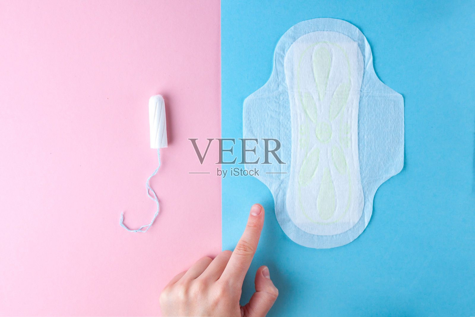 在关键的日子里选择卫生棉条和女性卫生巾。月经周期。妇女和妇科保健照片摄影图片