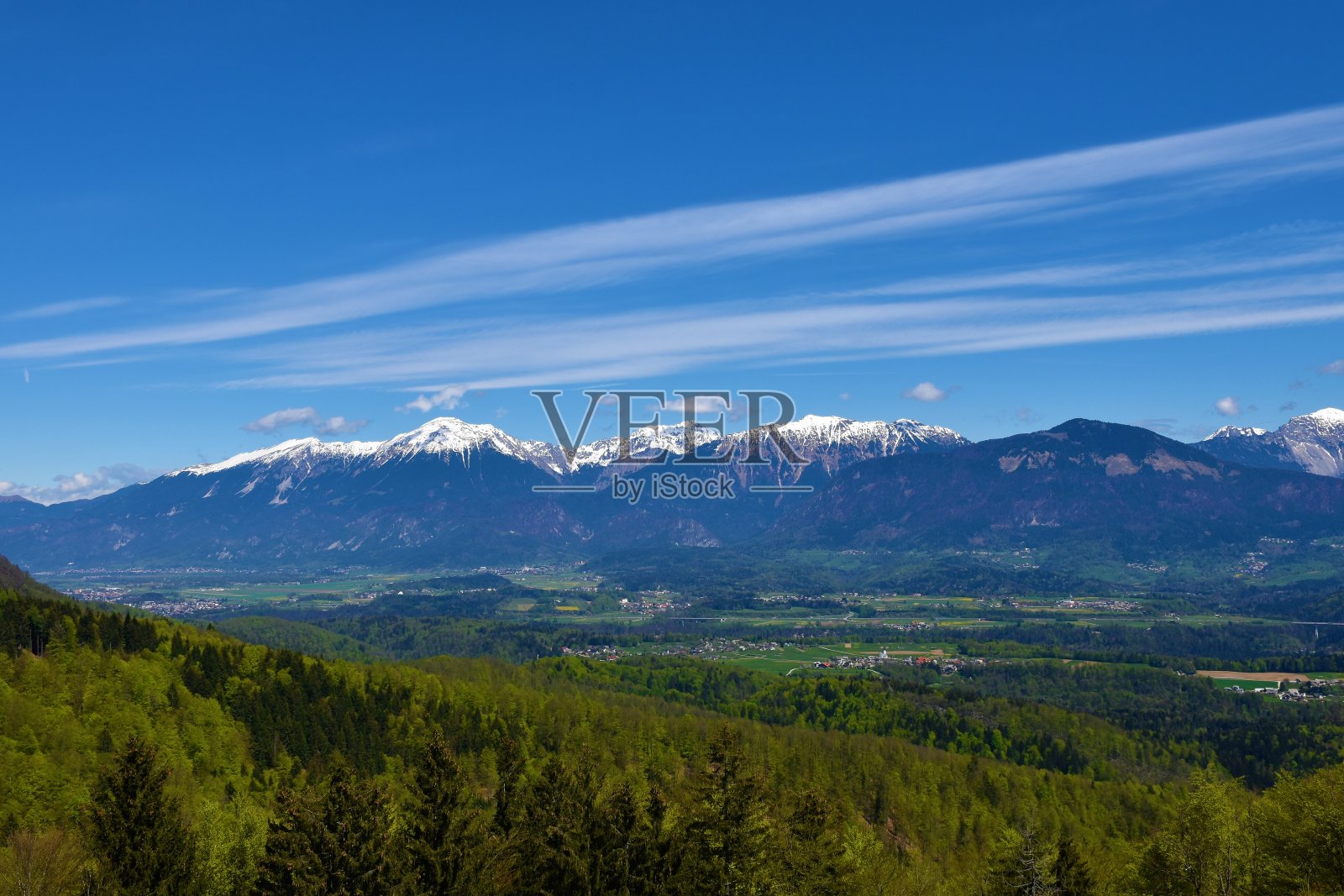 斯洛文尼亚戈伦尼斯卡的卡拉万克山脉，山顶被雪覆盖，山坡被森林覆盖照片摄影图片