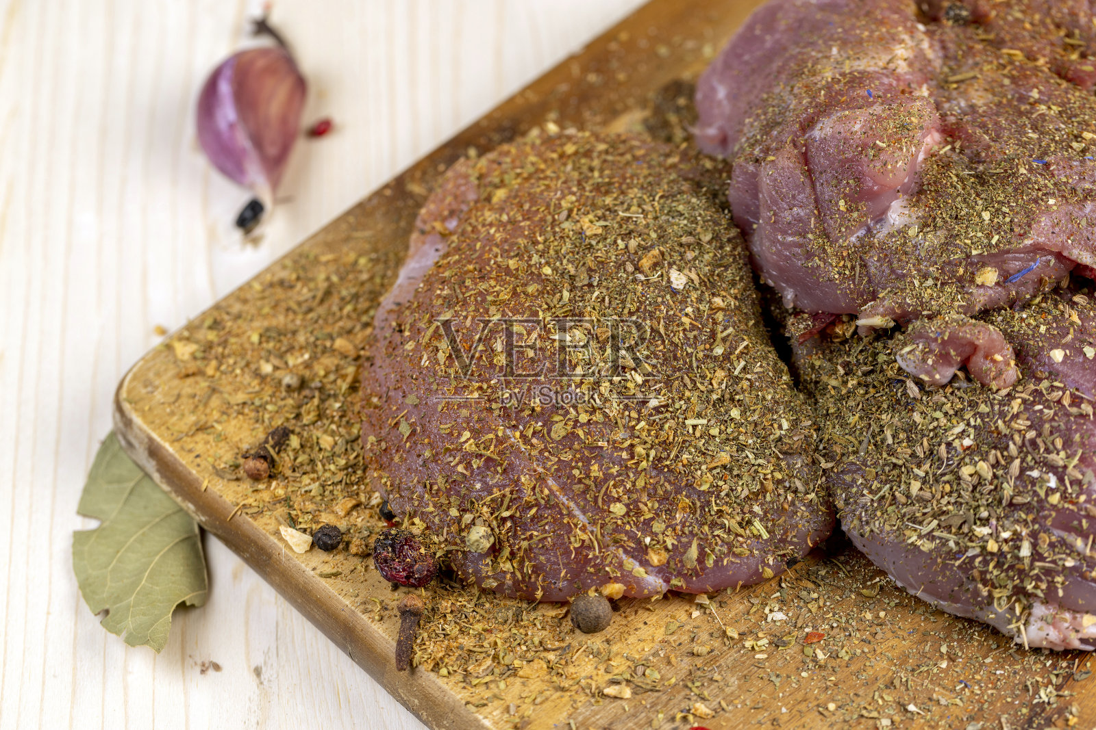 用香料和香草腌制的肉照片摄影图片