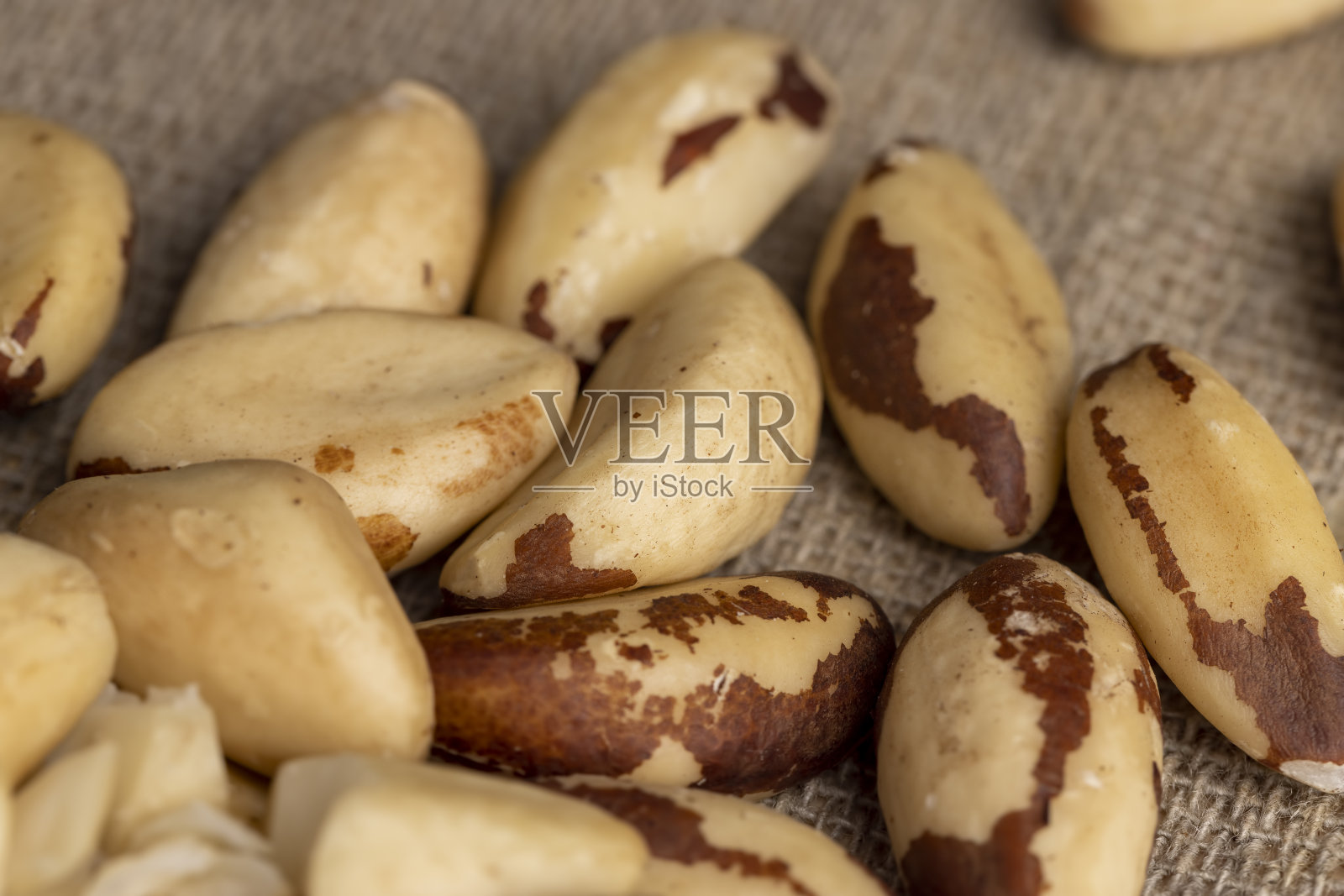 桌上的巴西坚果剥了壳照片摄影图片