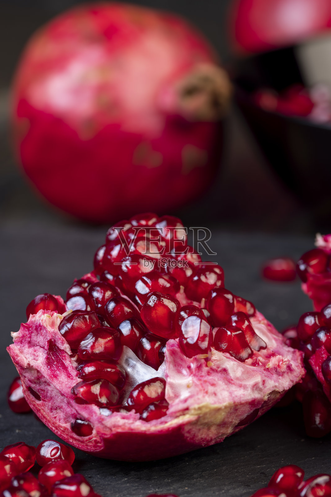 去皮的红熟石榴，有红色的甜粒照片摄影图片