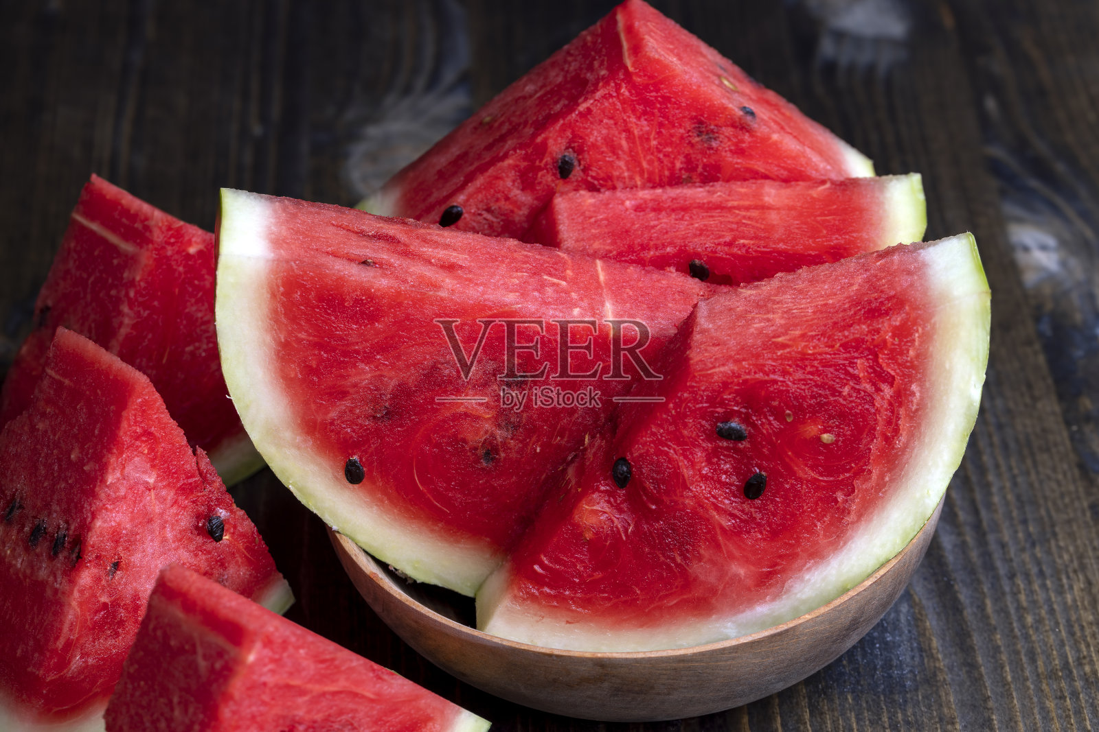 切成片的红西瓜放在桌子上照片摄影图片