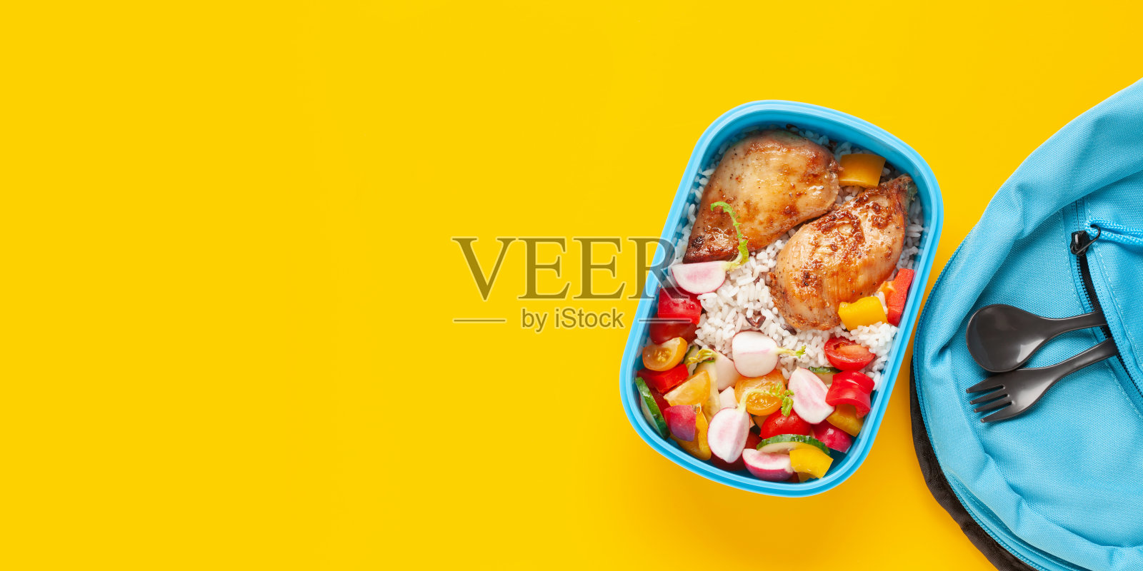 健康餐准备容器与鸡肉和蔬菜沙拉。俯视图照片摄影图片