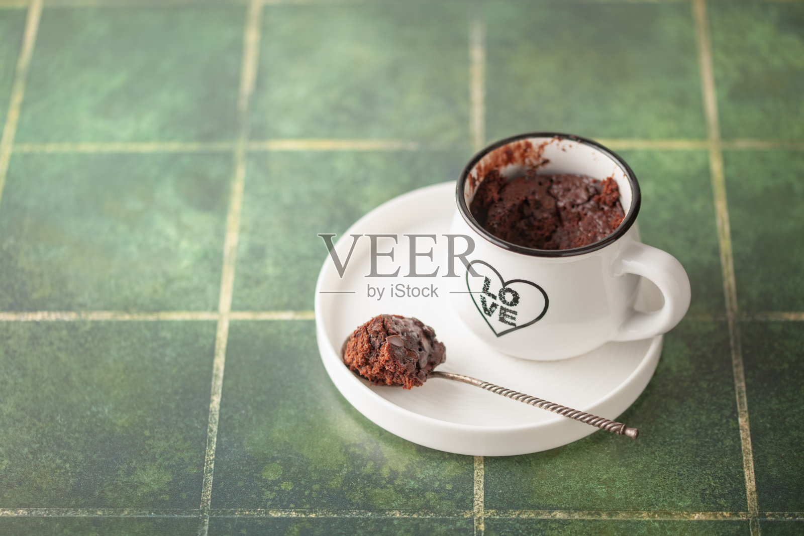 白色马克杯里的巧克力纸杯蛋糕。简易自制甜点。Mugcake。本空间照片摄影图片