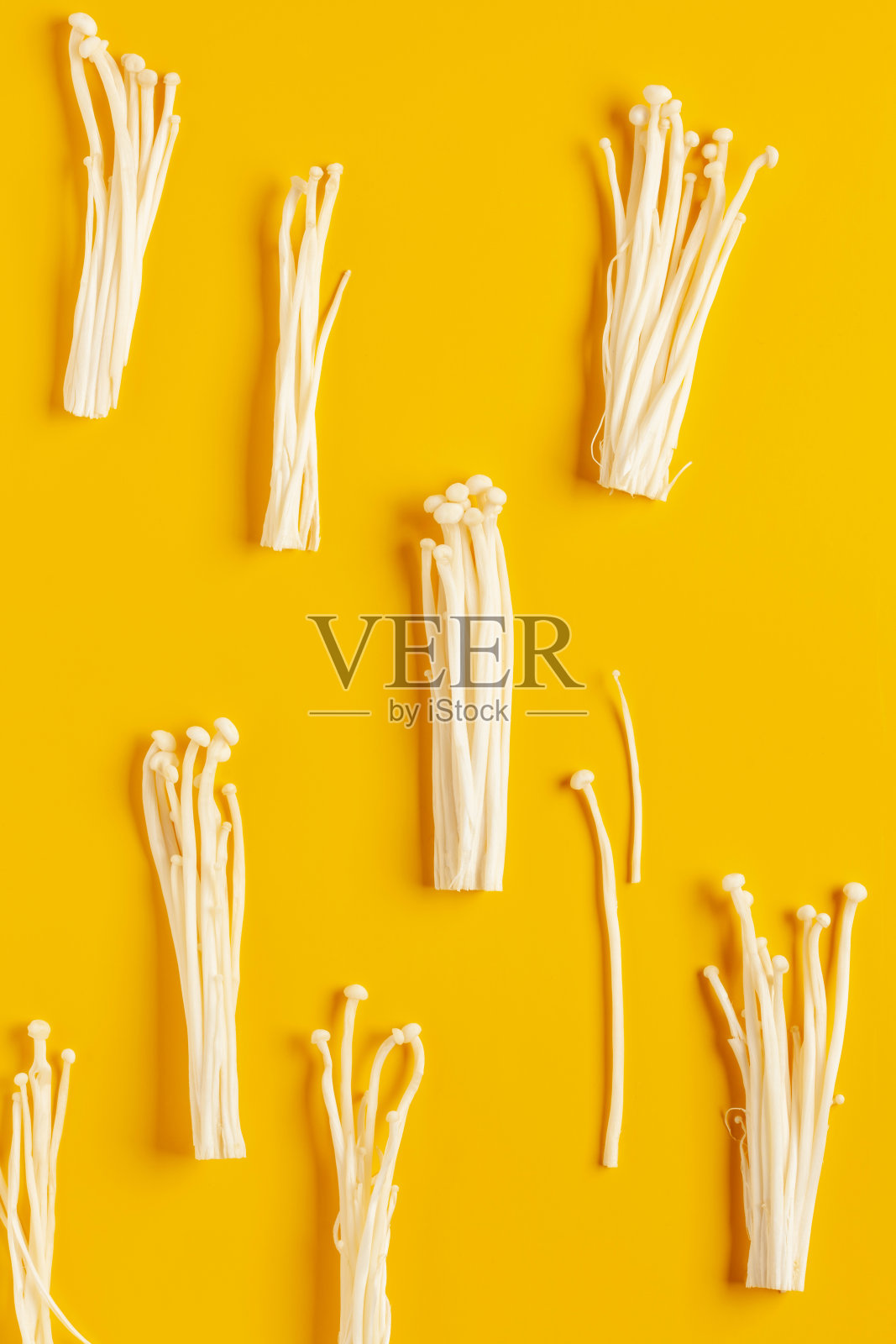 鲜金针菇又称金针菇、金针菇(金针菇)，在亚洲菜系中颇受欢迎。俯视图照片摄影图片