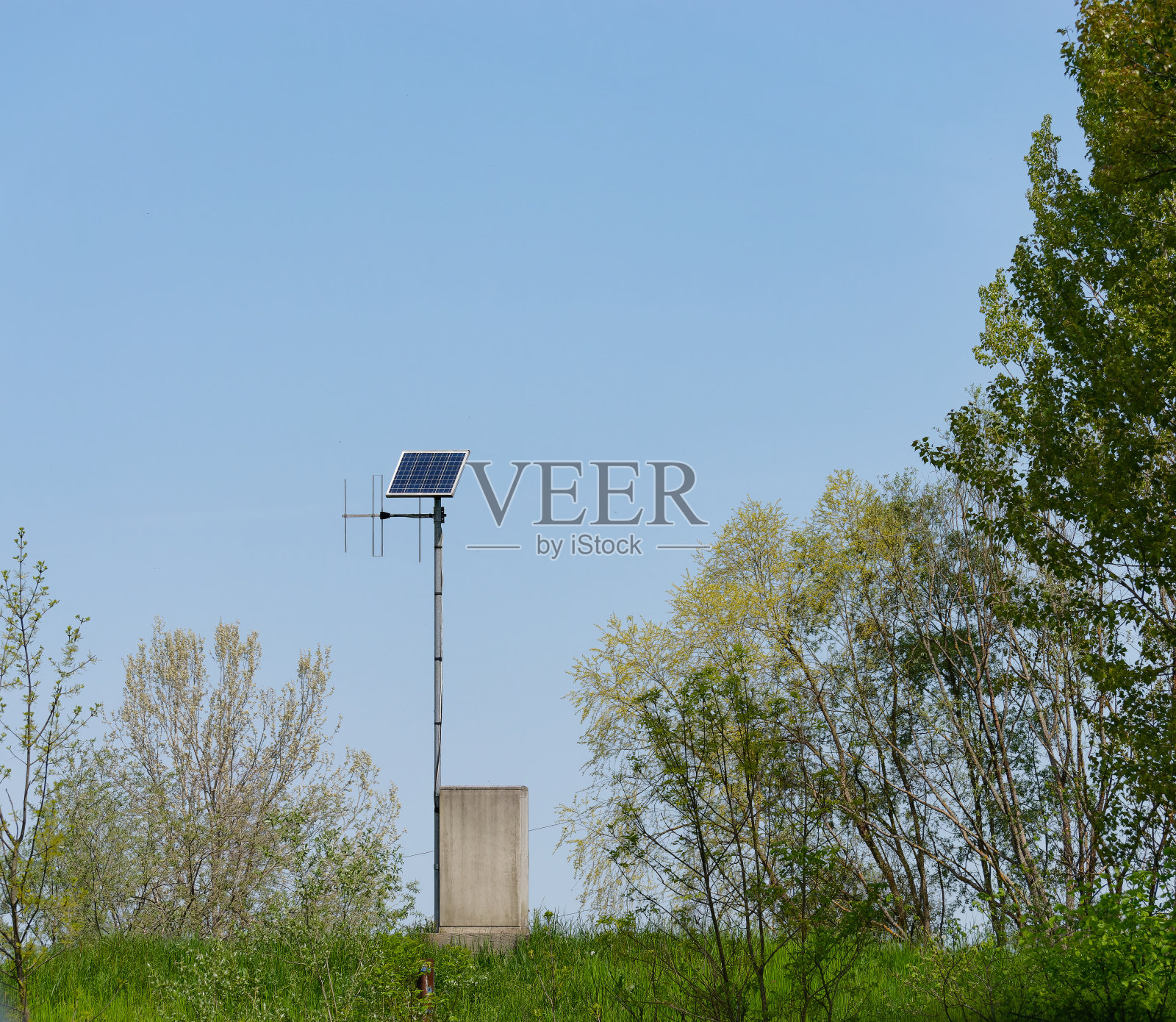 位于克罗地亚Lonjsko Polje自然公园萨瓦河岸边的太阳能电池板照片摄影图片