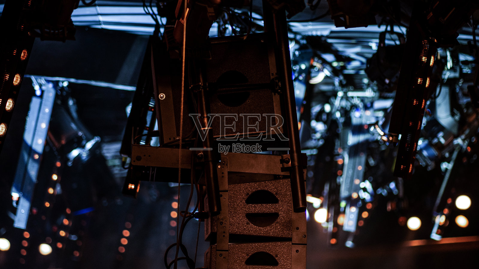 剧院天花板上的舞台灯光设备照片摄影图片