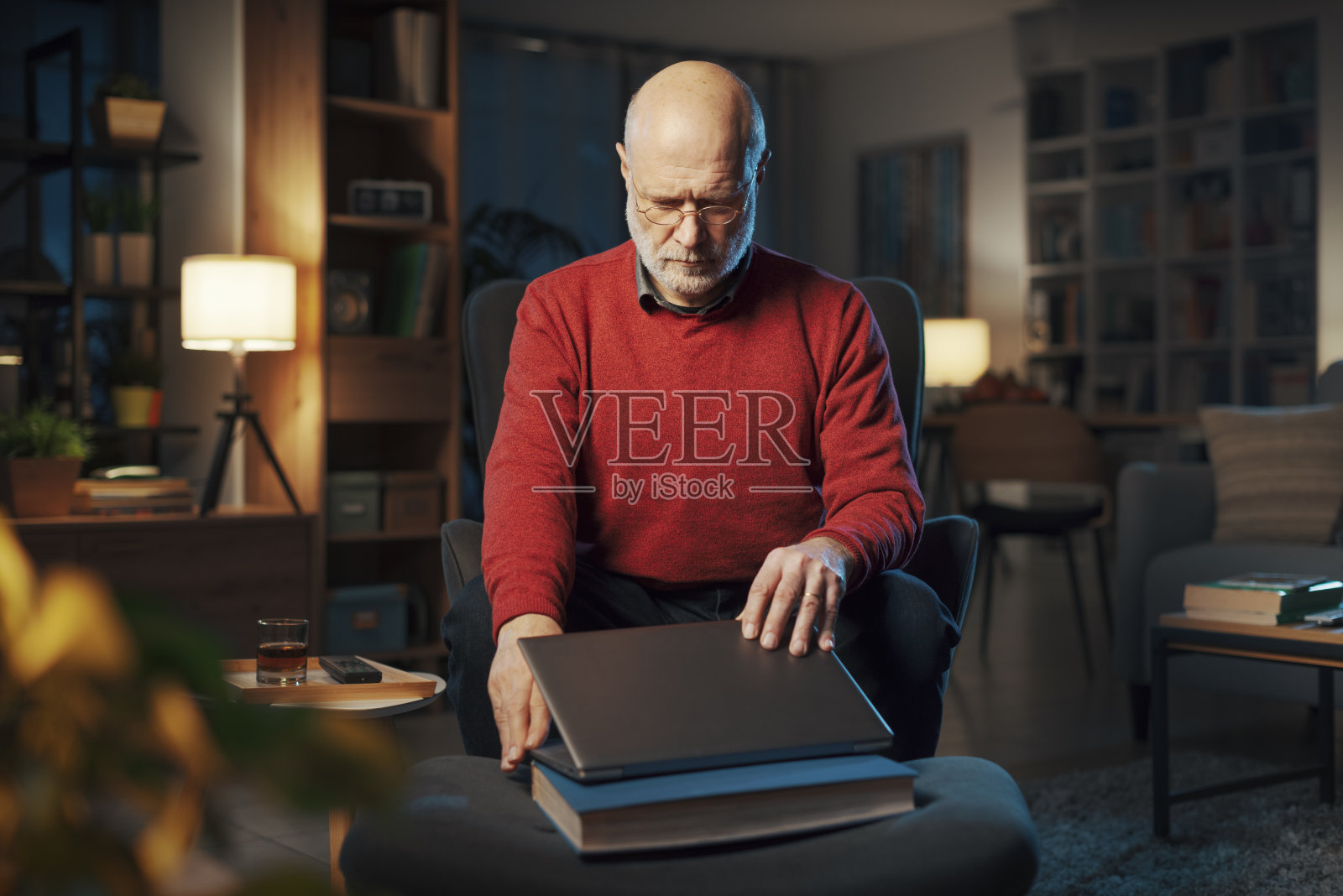 老人在家里用笔记本电脑照片摄影图片