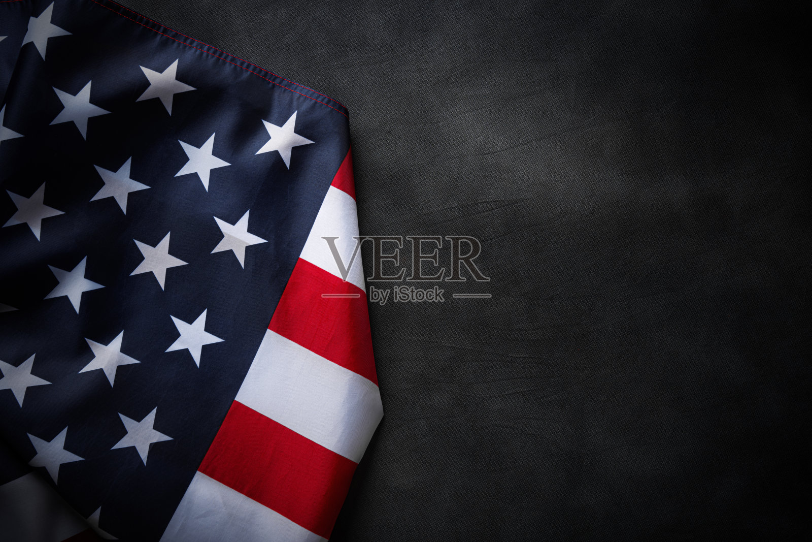 深色背景上的美国国旗。照片摄影图片