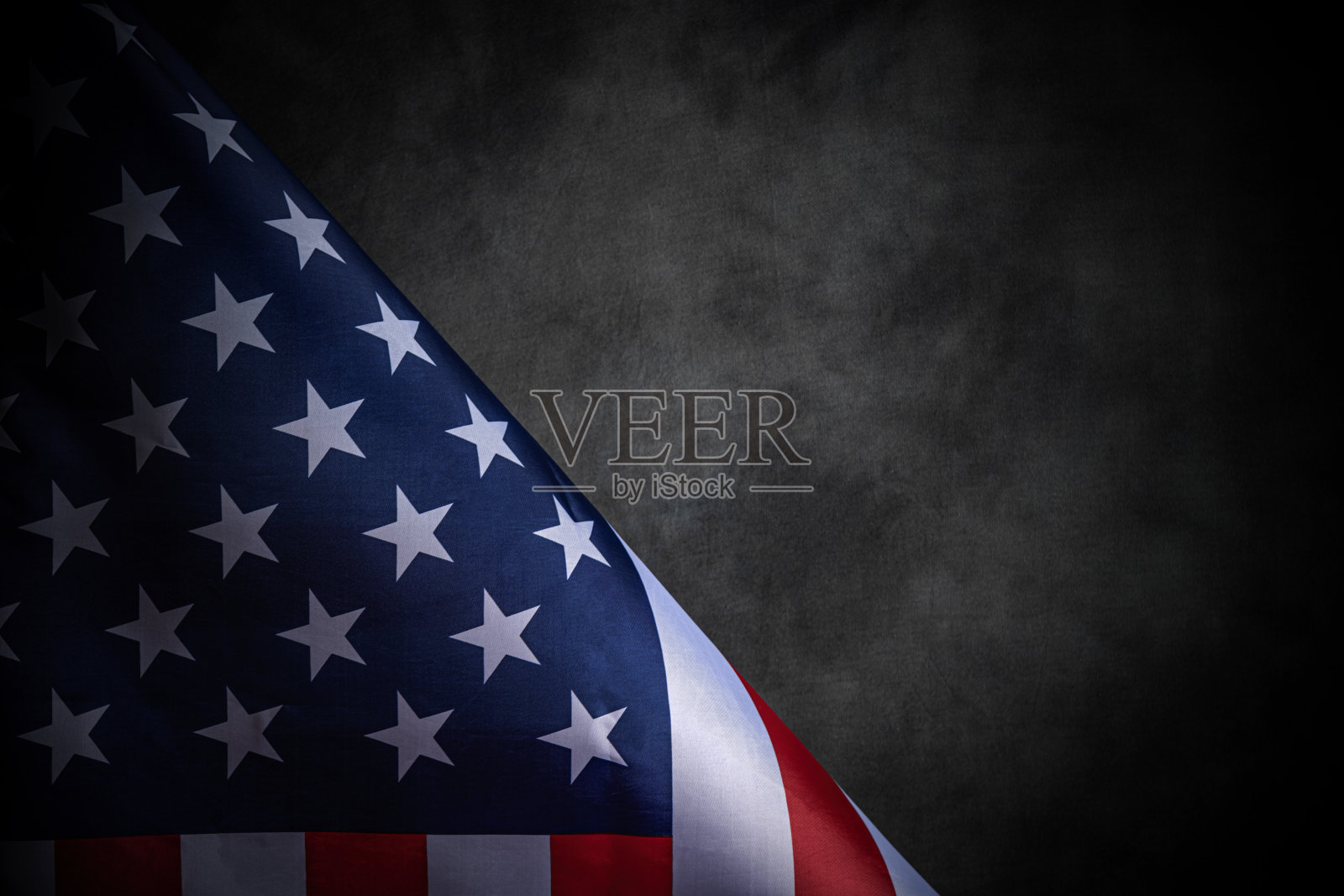 深色背景上的美国国旗。照片摄影图片