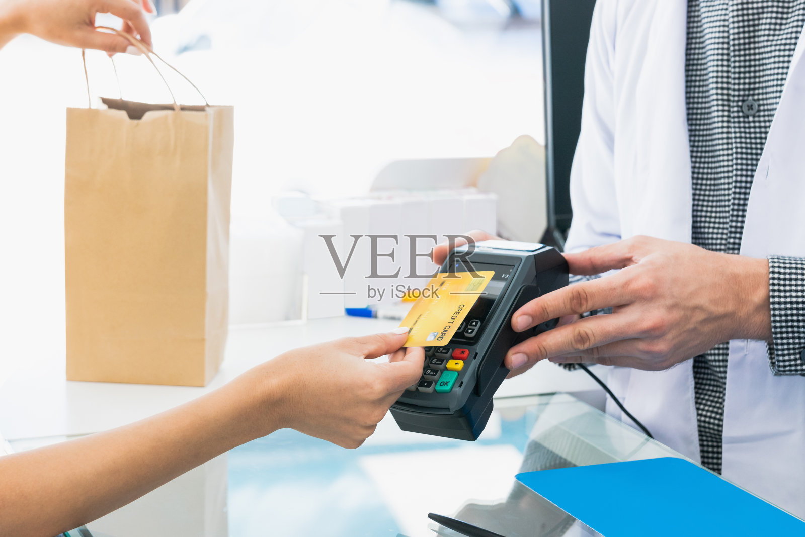 近距离客户从药剂师处购买合格的处方药。照片摄影图片